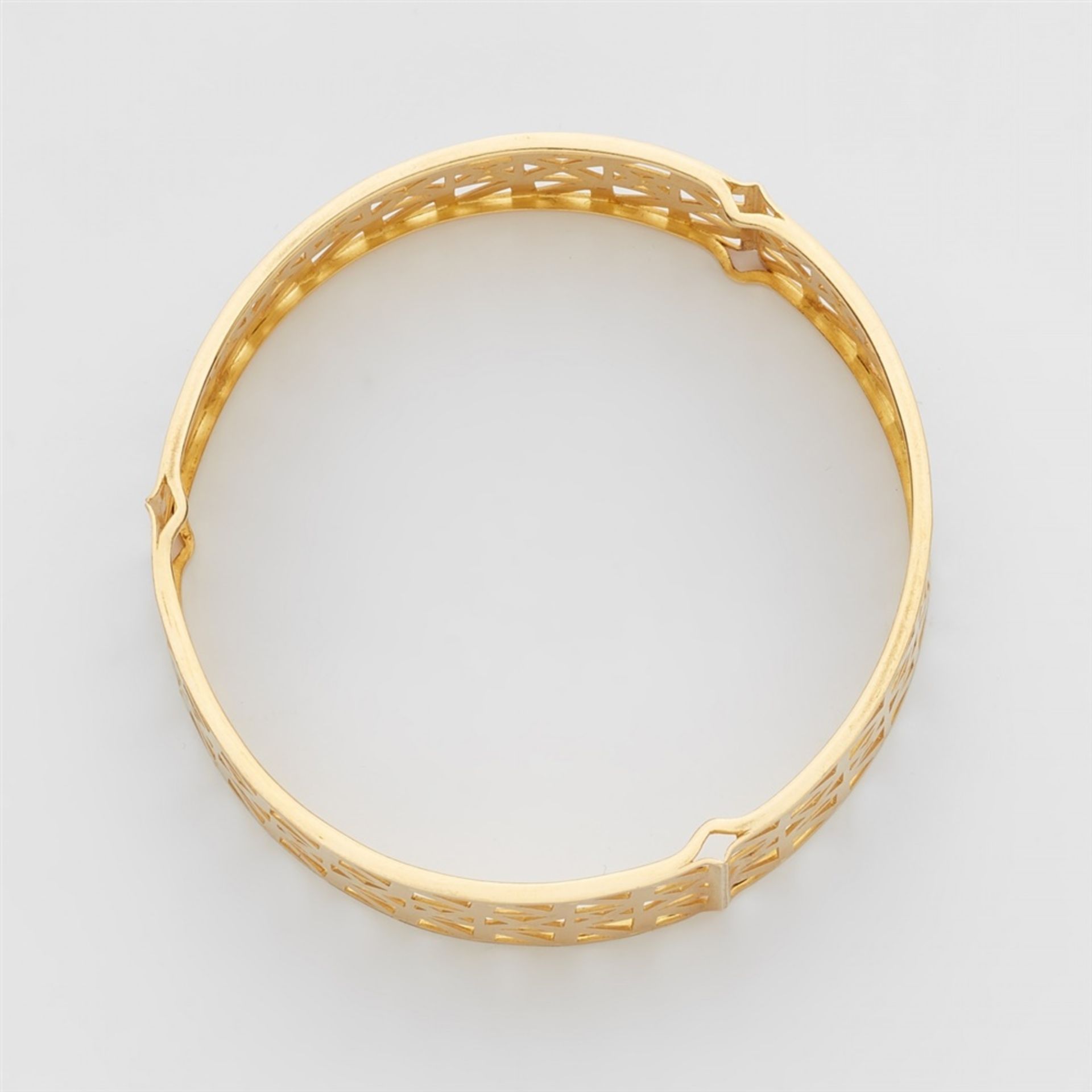 An 18k gold bangleDesigned as a gold band with fine pierced geometric decor and embossing. W 2 cm. - Bild 3 aus 3
