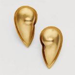 A pair of 18k gold clip earringsRaised hollow leaf motifs with chased decor. Hallmarks: Fineness