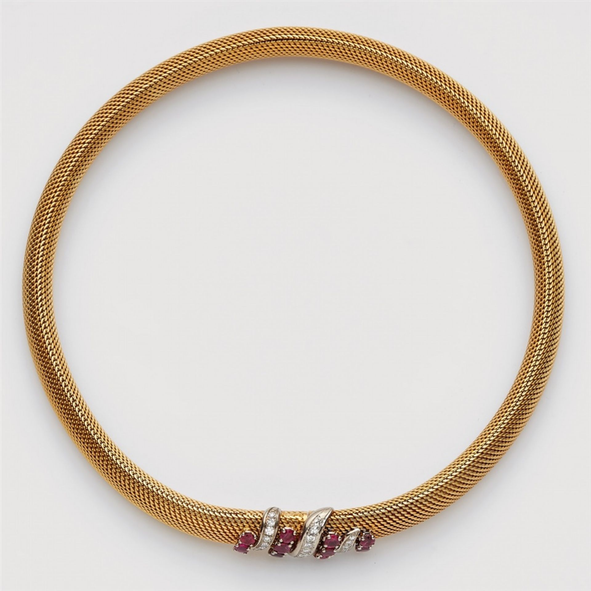 An 18k gold and ruby tubogaz necklace18k bi-coloured gold tubular necklace. The concealed snake- - Bild 2 aus 2