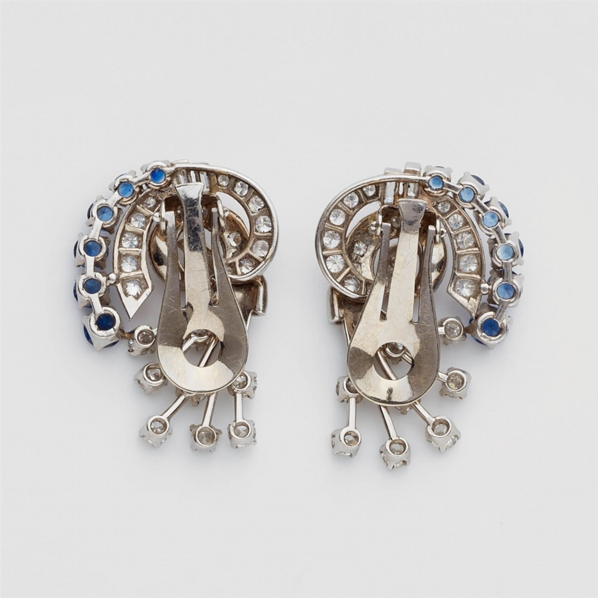 A pair of sapphire clip earringsPlatinum earrings with 14k white gold clip findings. Designed as - Bild 2 aus 2