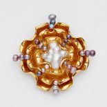 An 18k gold shell brooch with natural pearlsFormed as a stylised shell with scalloped edges, set