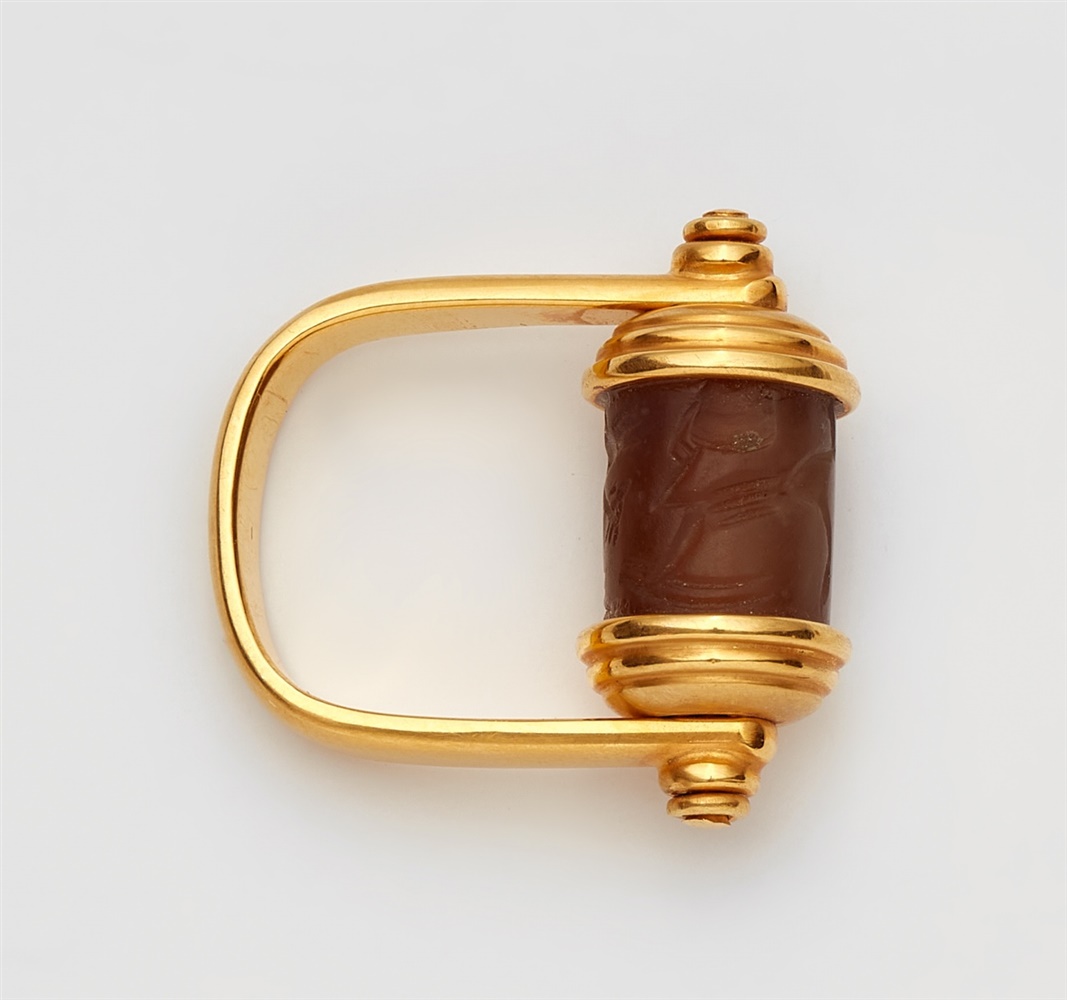 An 18 ct gold ring with an ancient Egyptian cylinder seal18k gold ring with a U-shaped band and - Image 2 of 2