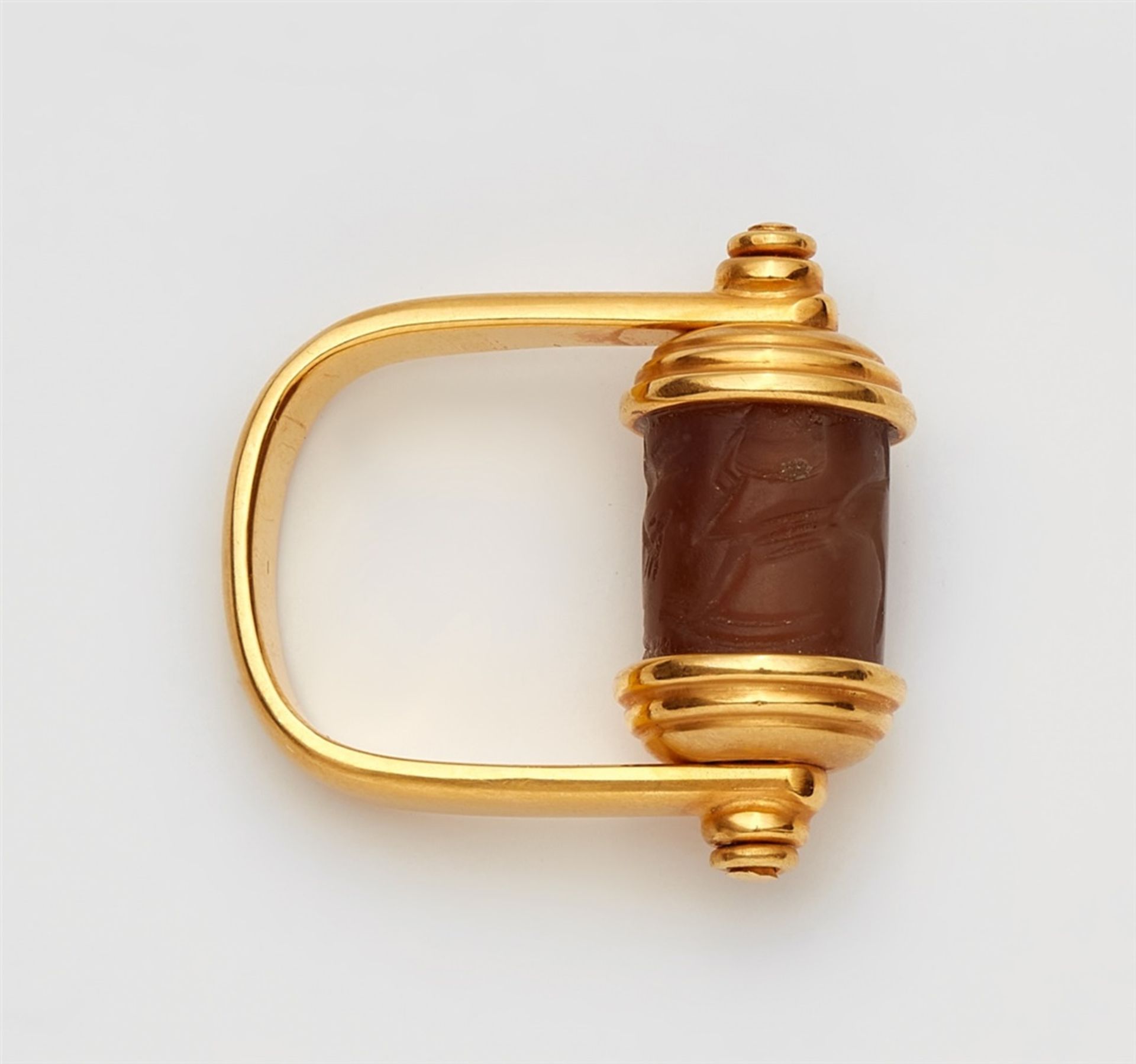 An 18 ct gold ring with an ancient Egyptian cylinder seal18k gold ring with a U-shaped band and - Bild 2 aus 2