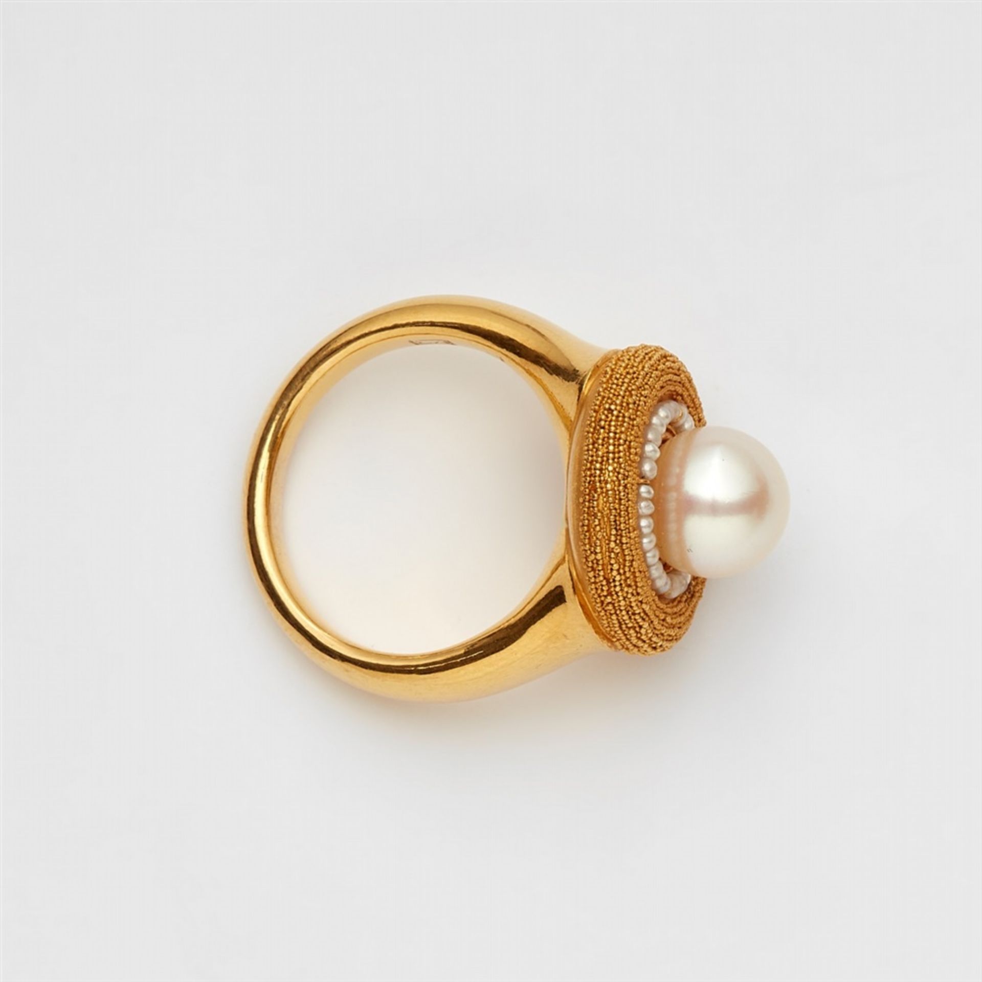 An 18k gold and pearl ringThe round bezel with fine granulation and set with a cultured pearl - Bild 2 aus 3
