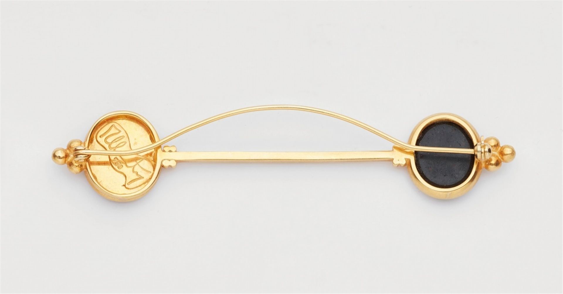 An 18k gold pin brooch with a Roman heliotrope intaglio and its impressionA forged 18k gold pin - Bild 2 aus 2