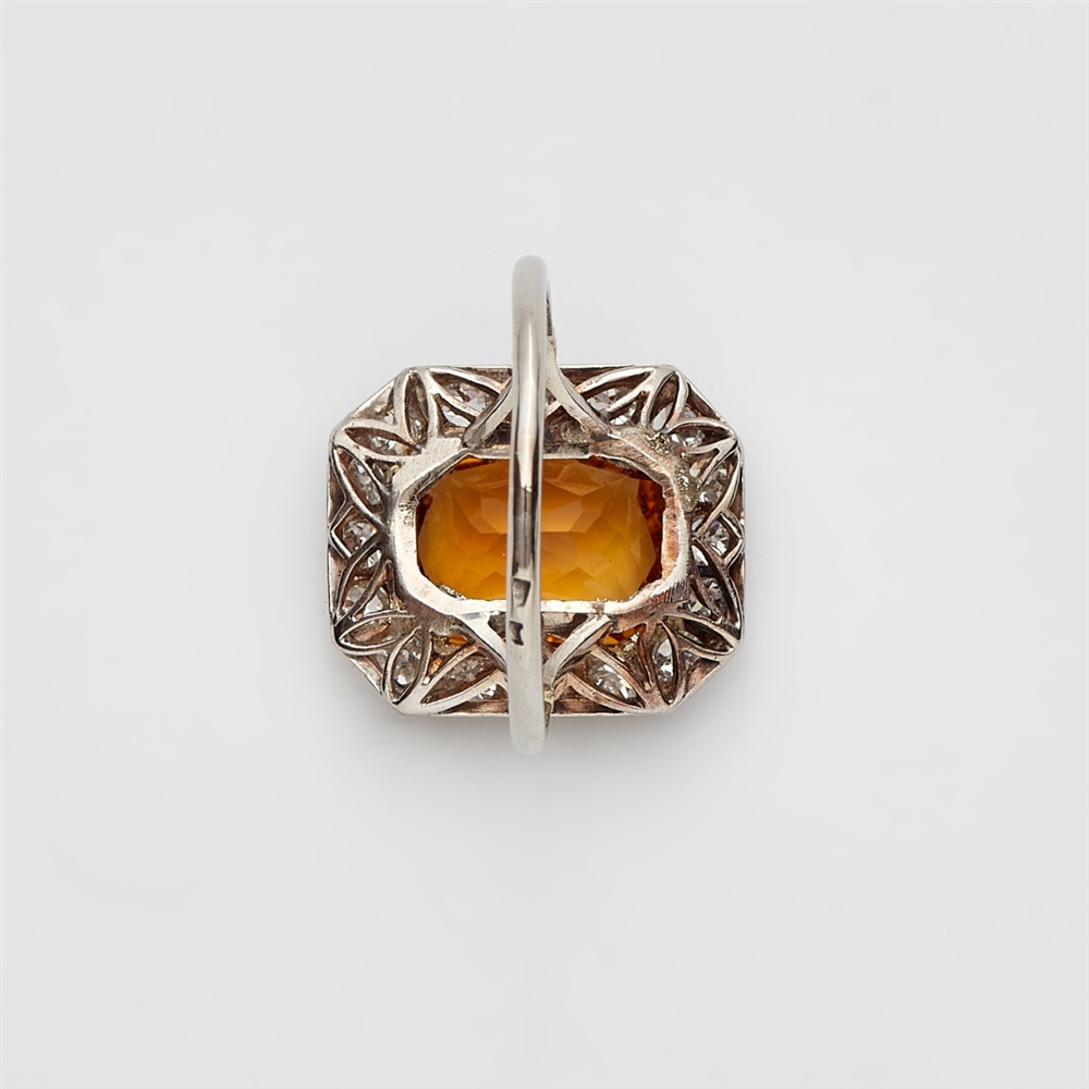 An Art Deco diamond and citrine ring18k white gold and platinum ring, the rectangular bezel - Image 2 of 3