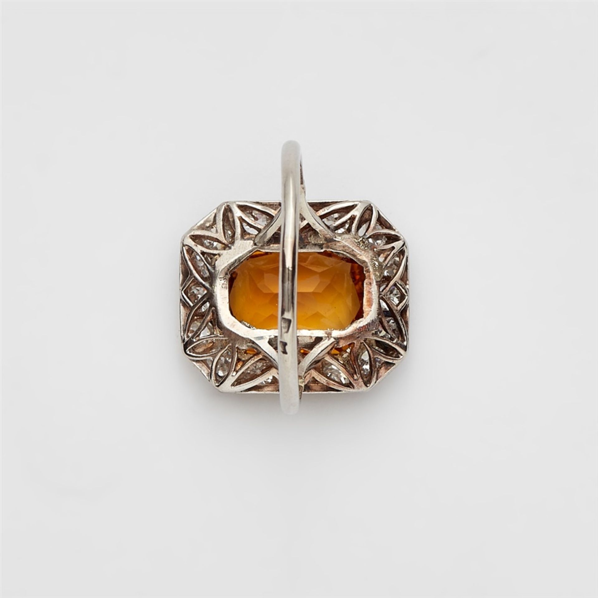 An Art Deco diamond and citrine ring18k white gold and platinum ring, the rectangular bezel - Bild 2 aus 3