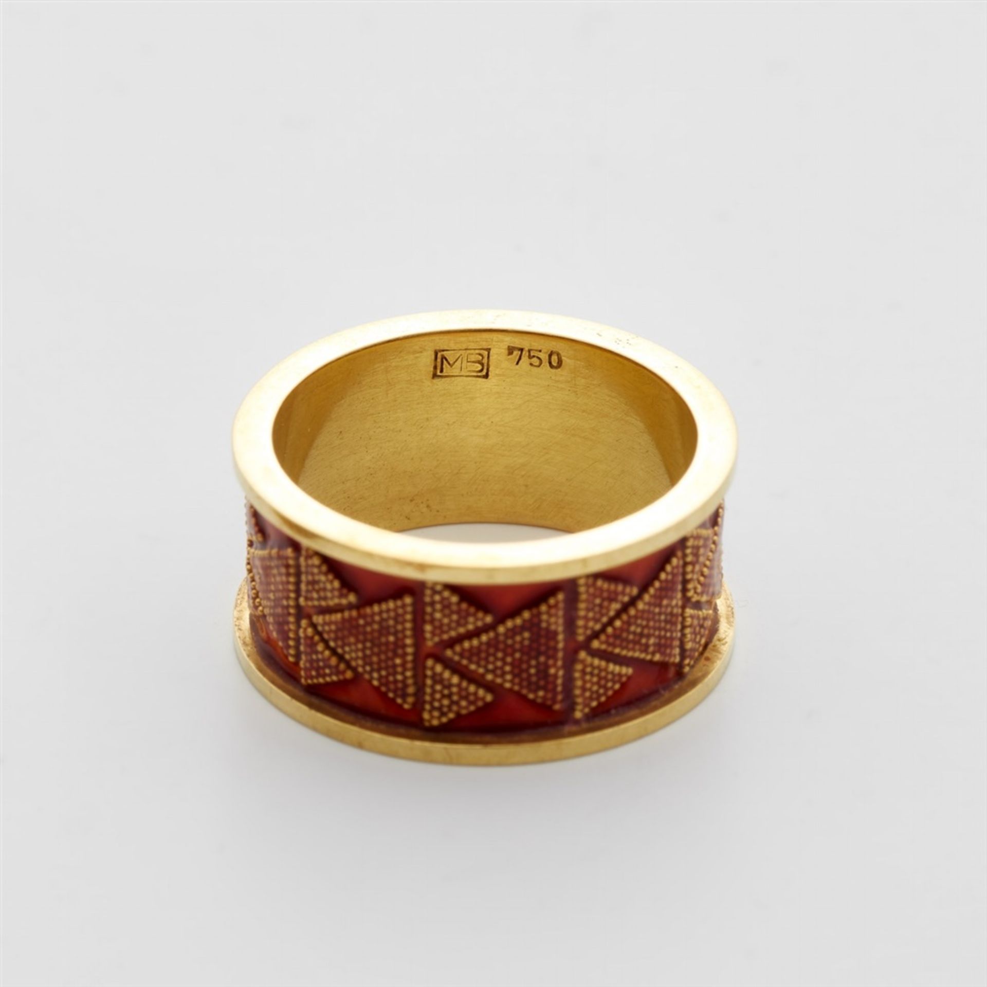 An 18k gold and enamel ring with granulationForged band hoop with profiled edges. Decorated with - Bild 3 aus 3