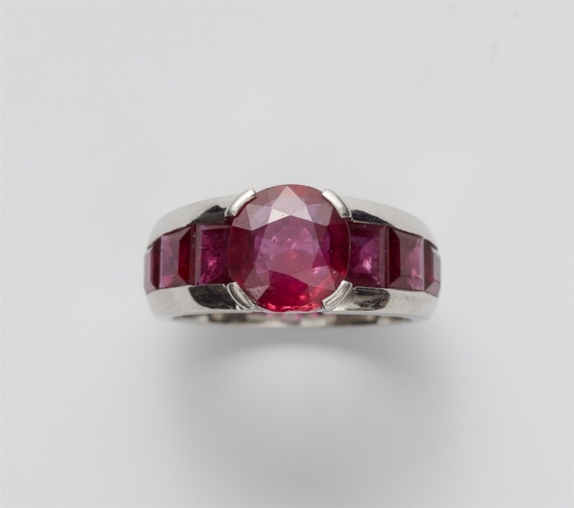 A platinum and ruby ringThe ring band set with six carré-cut rubies (in total c. 4 ct, very fine - Bild 4 aus 6