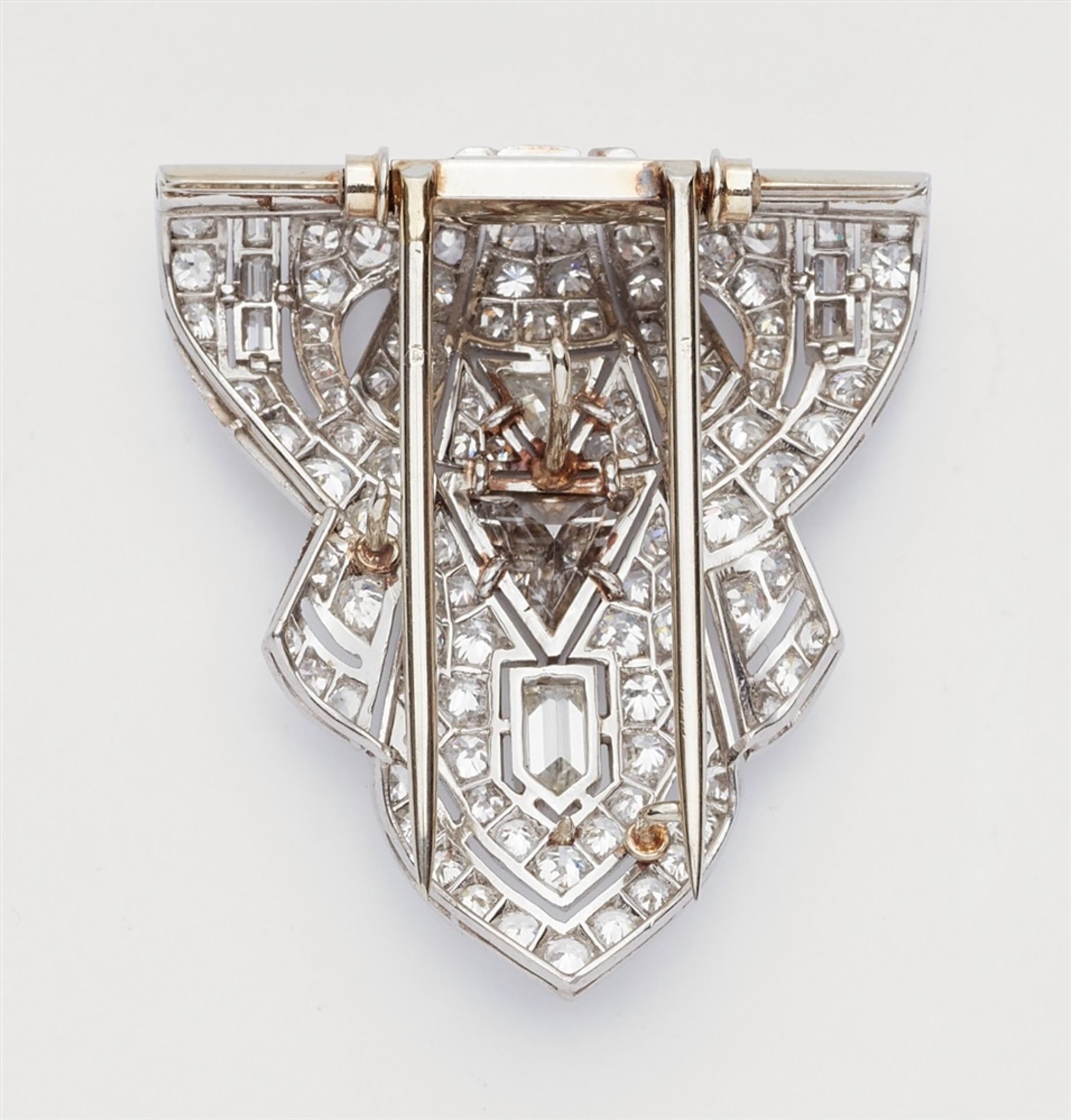 An Art Deco diamond clip broochPlatinum and 18k white gold brooch of finely pierced design set - Bild 2 aus 2