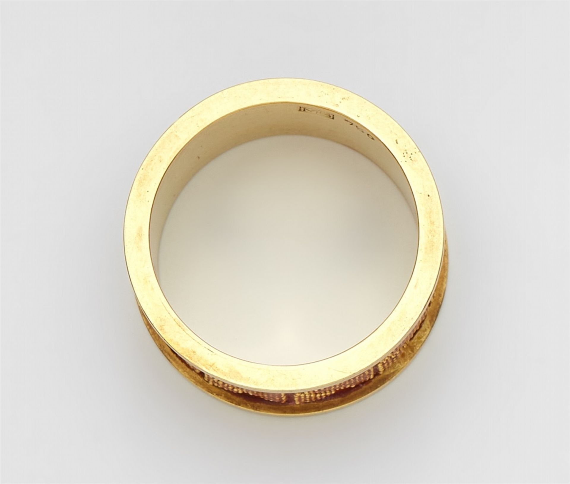 An 18k gold and enamel ring with granulationForged band hoop with profiled edges. Decorated with - Bild 2 aus 3