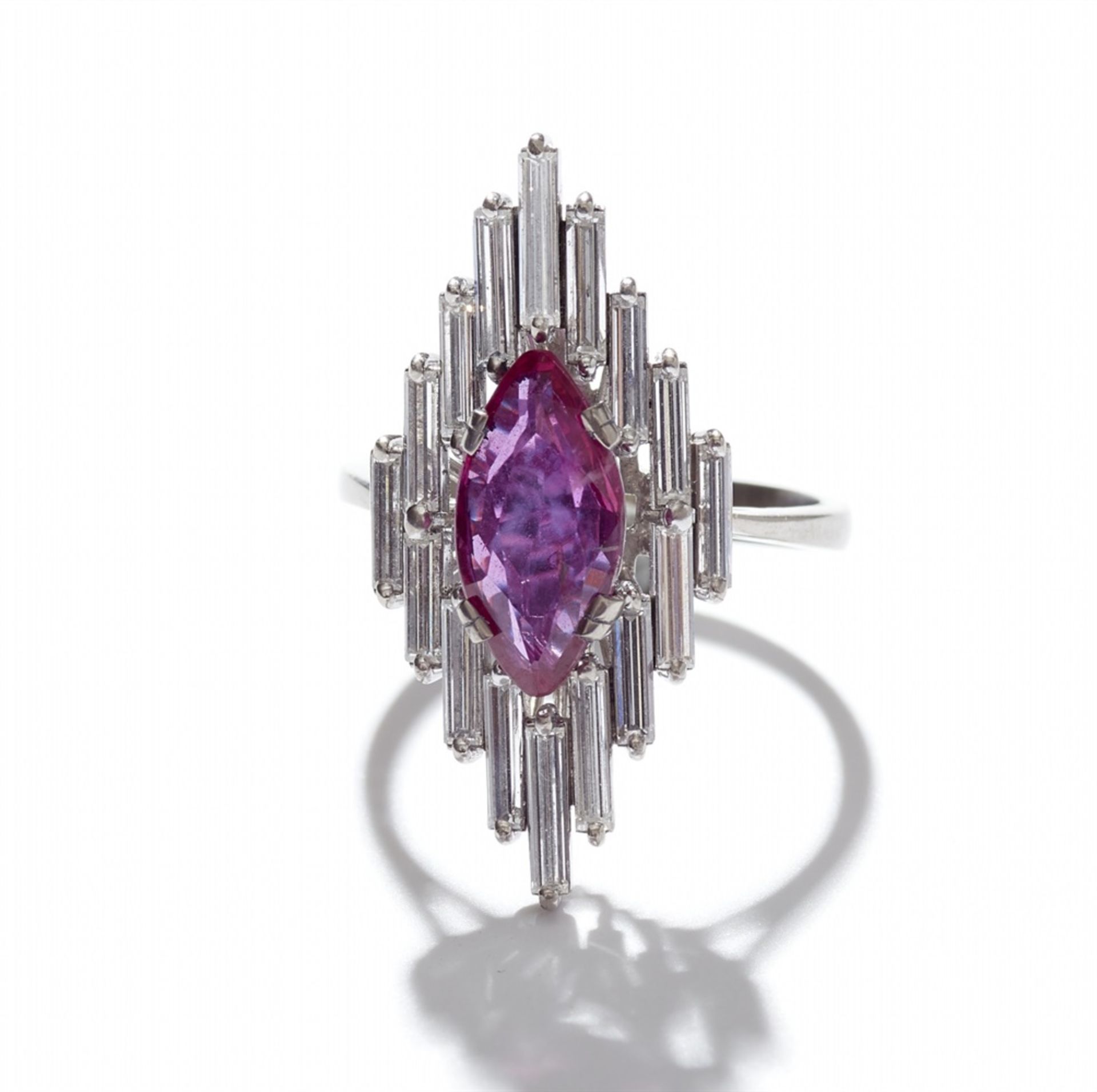 An 18k white gold and diamond marquise ring with a Burmese rubyThe elongated bezel set with a - Bild 4 aus 5