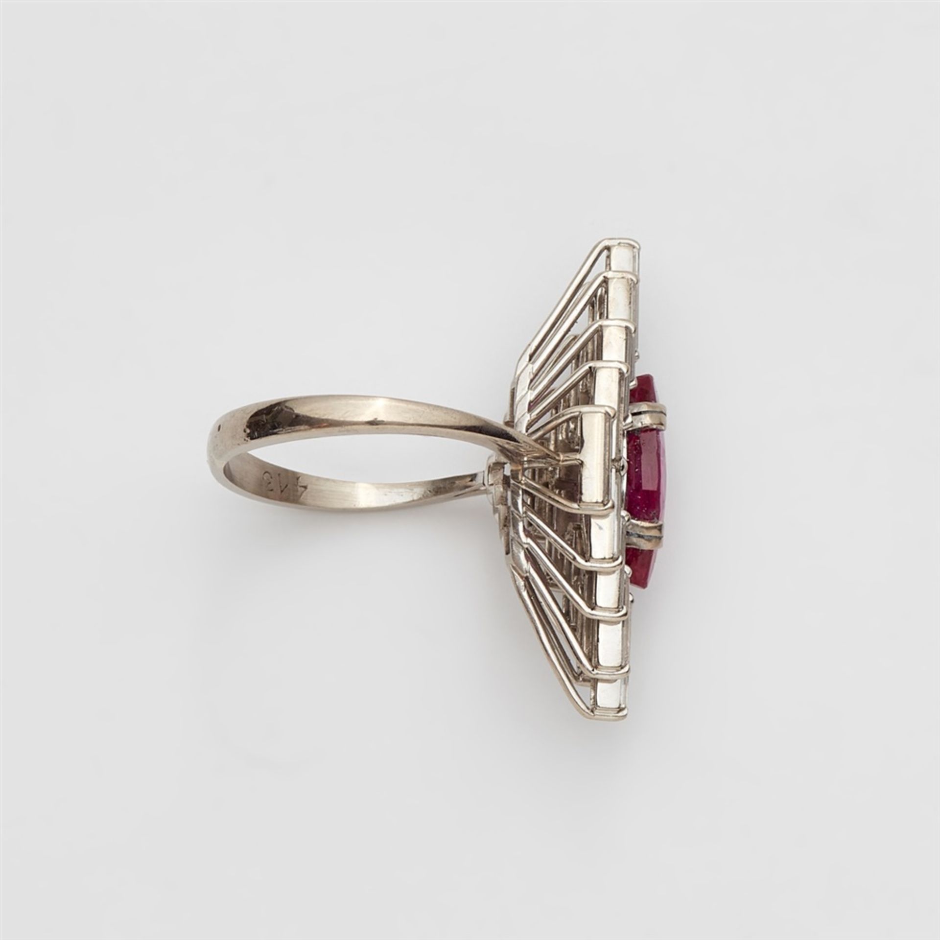 An 18k white gold and diamond marquise ring with a Burmese rubyThe elongated bezel set with a - Bild 2 aus 5