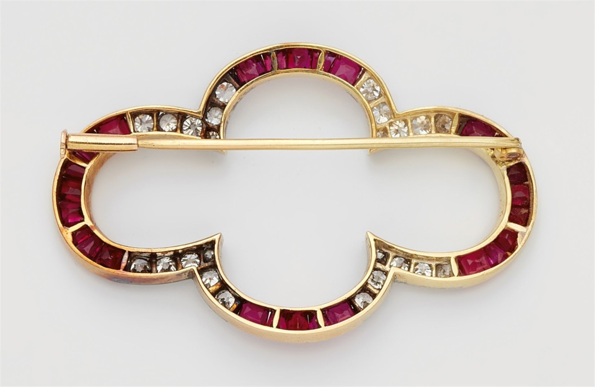 An 18k gold, diamond and ruby broochPierced quatrefoil form set with 26 calibrated natural rubies ( - Bild 2 aus 2