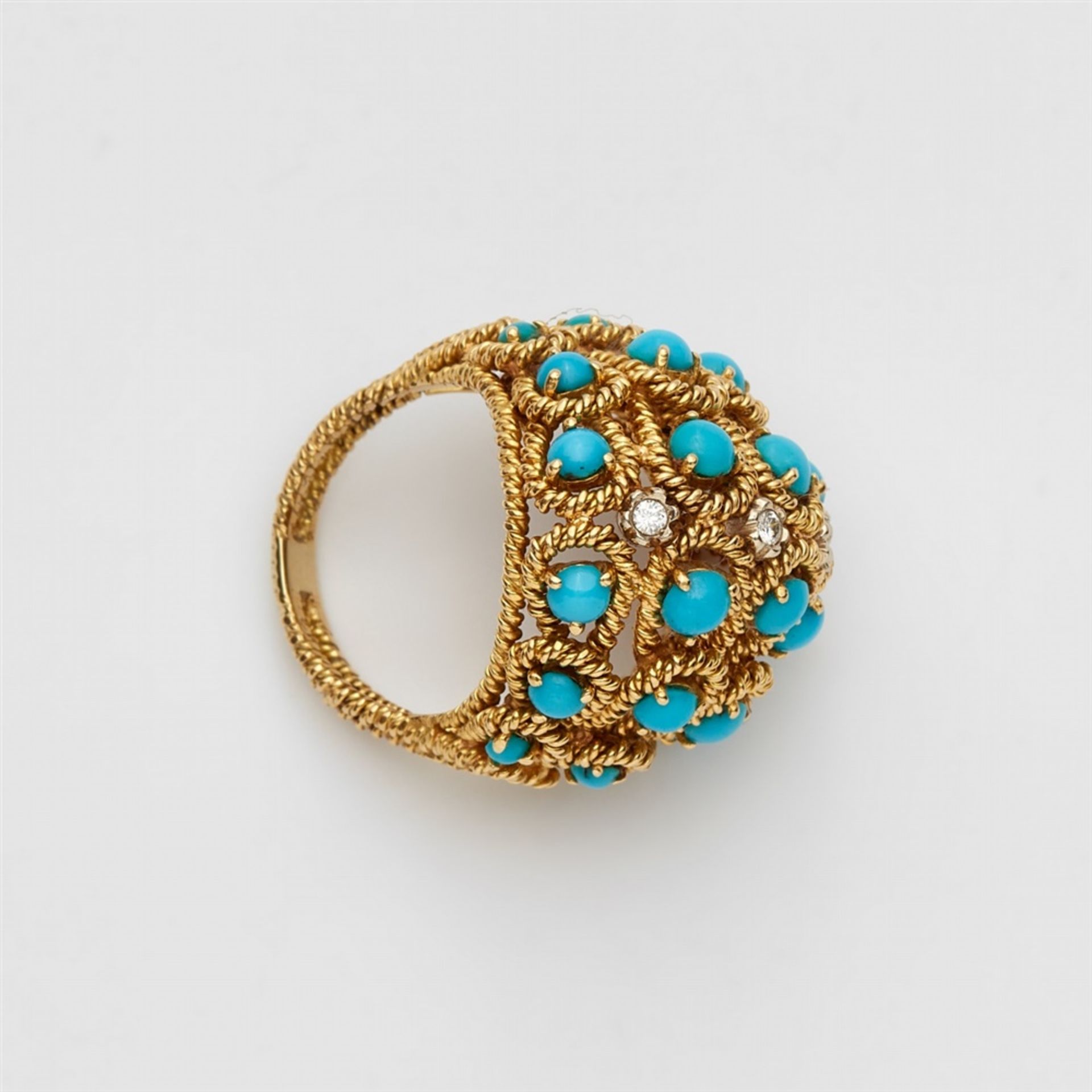 An 18k gold and turquoise basket ringThe ring band and the domed bezel with braided decor, set - Bild 2 aus 2