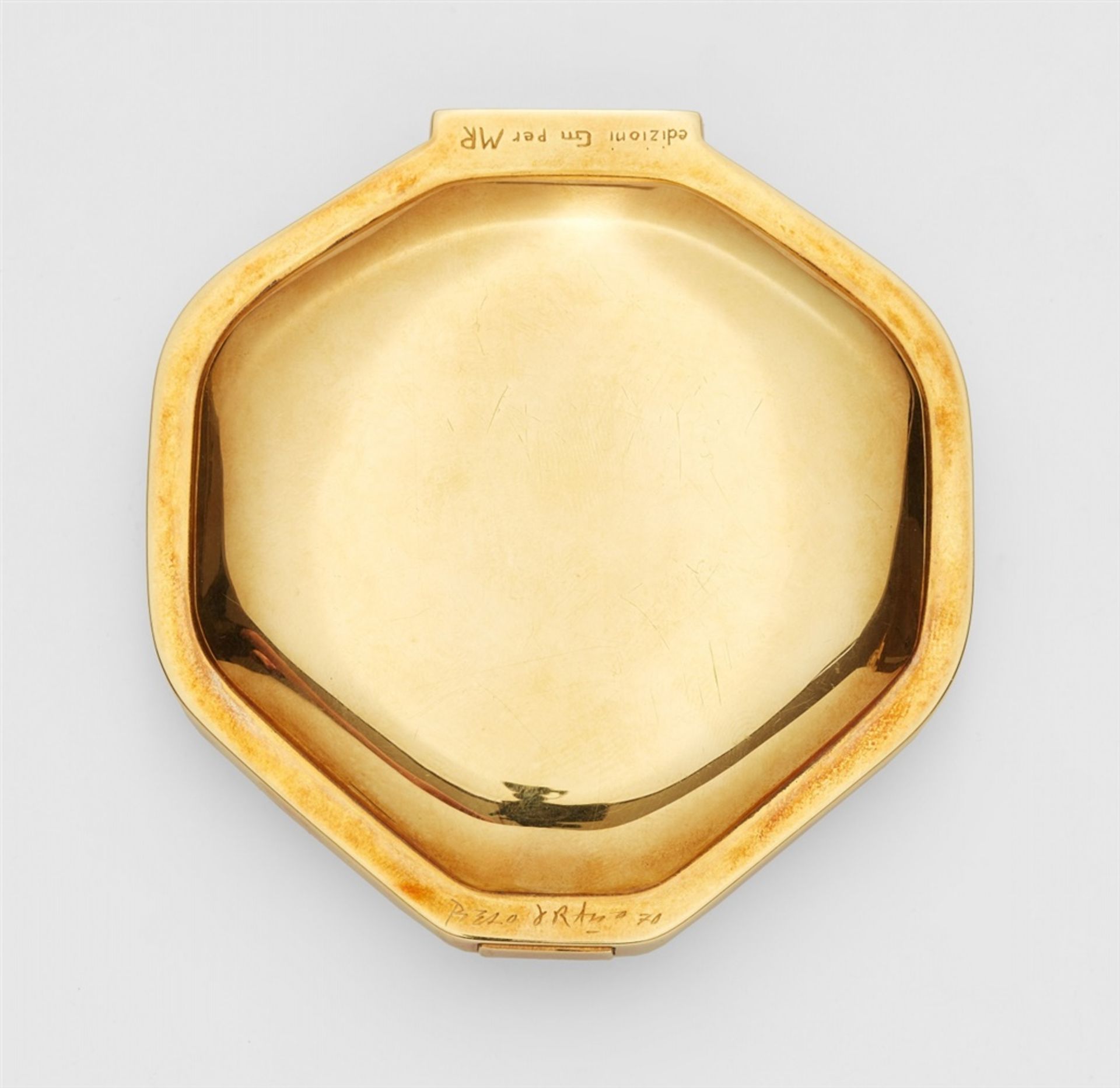 An 18k gold and enamel powder compactOf smooth octagonal form, the hinged lid with abstract decor in - Bild 2 aus 3