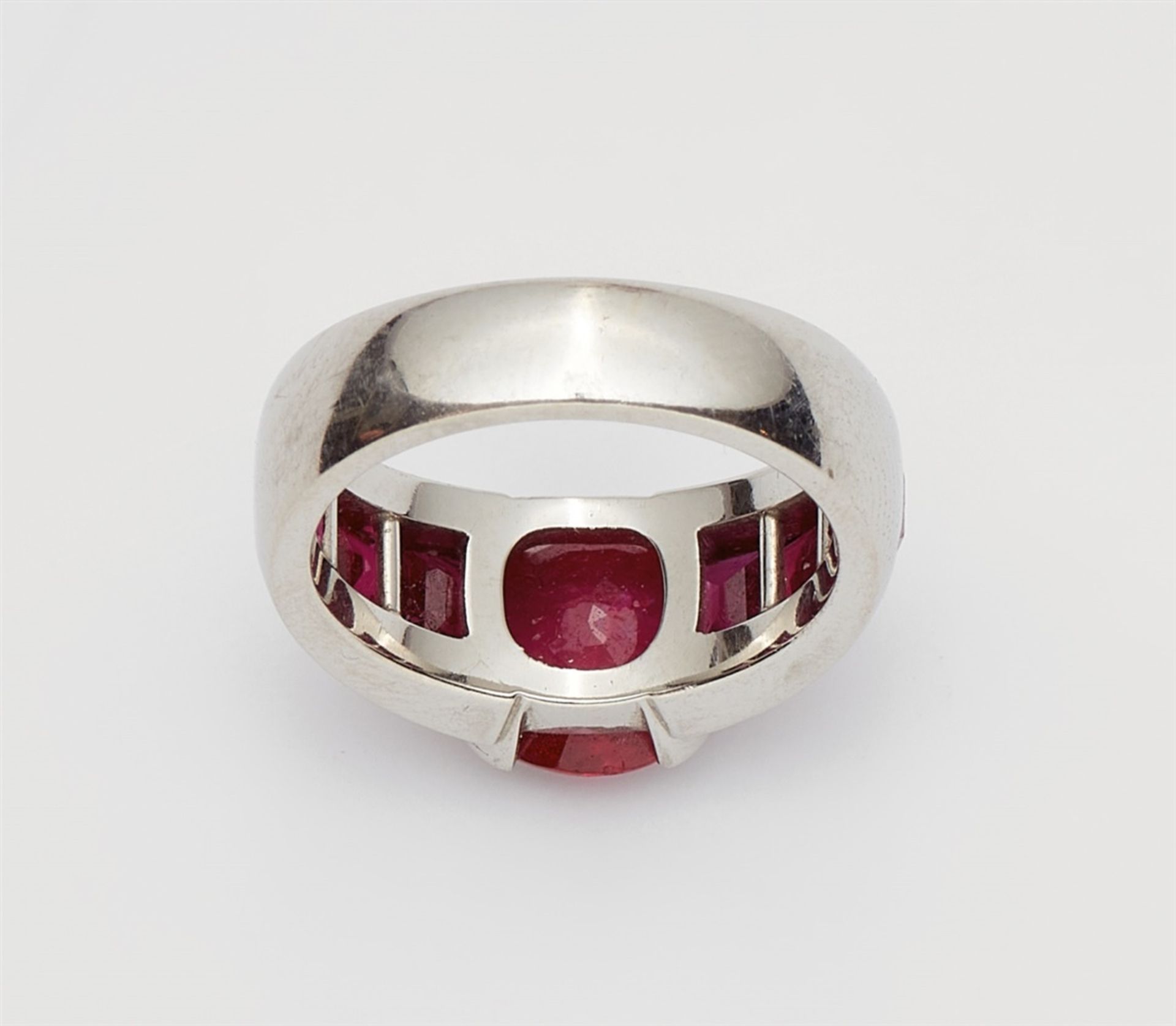 A platinum and ruby ringThe ring band set with six carré-cut rubies (in total c. 4 ct, very fine - Bild 3 aus 6