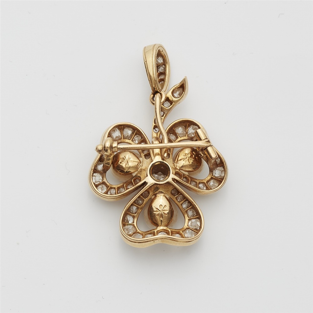 An 18k gold, diamond and pearl pendant broochClover-shaped brooch set with 55 cushion shaped old-cut - Image 2 of 2