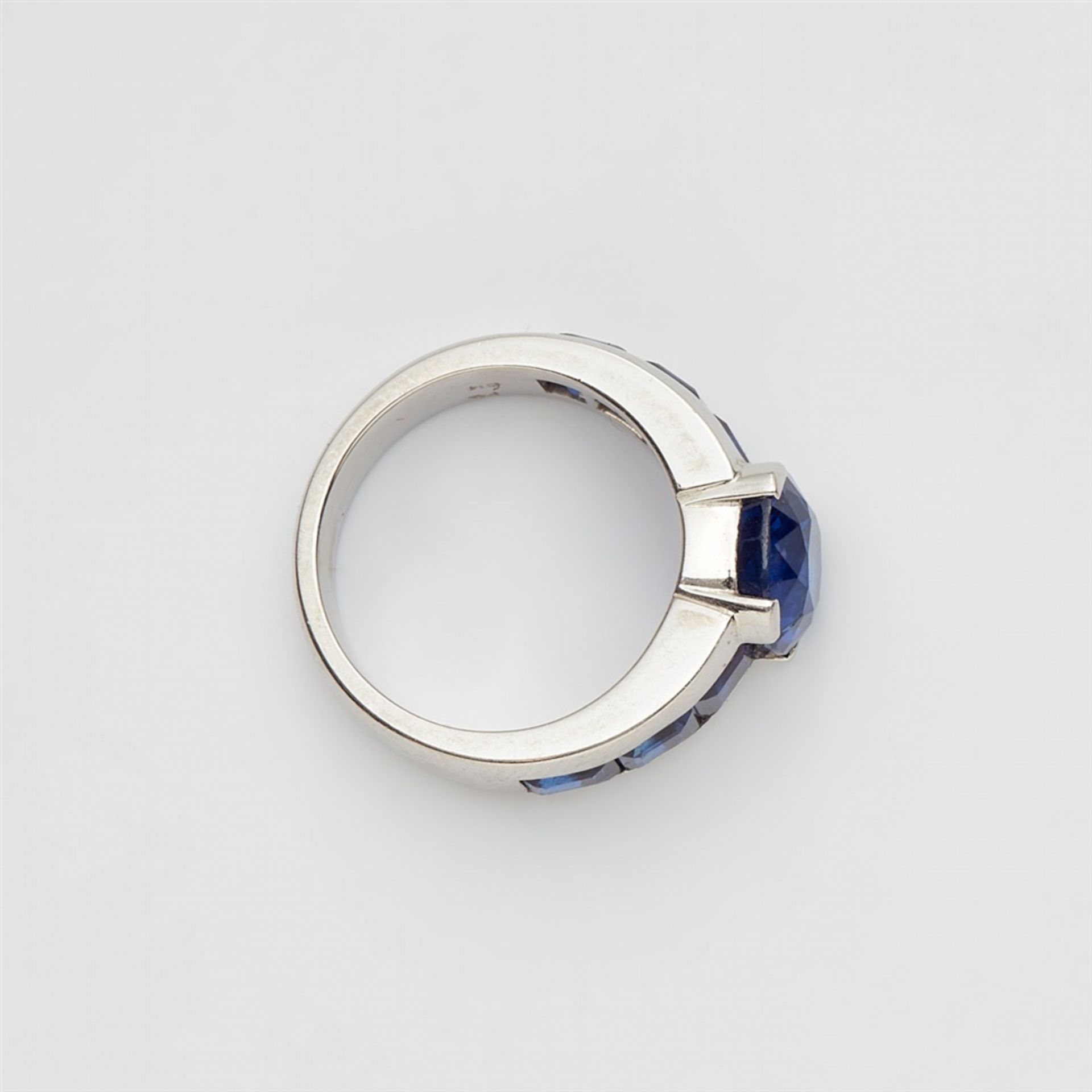 A platinum and sapphire ringThe band set with six carré-cut sapphires (in total c. 4 ct, very fine - Bild 2 aus 3