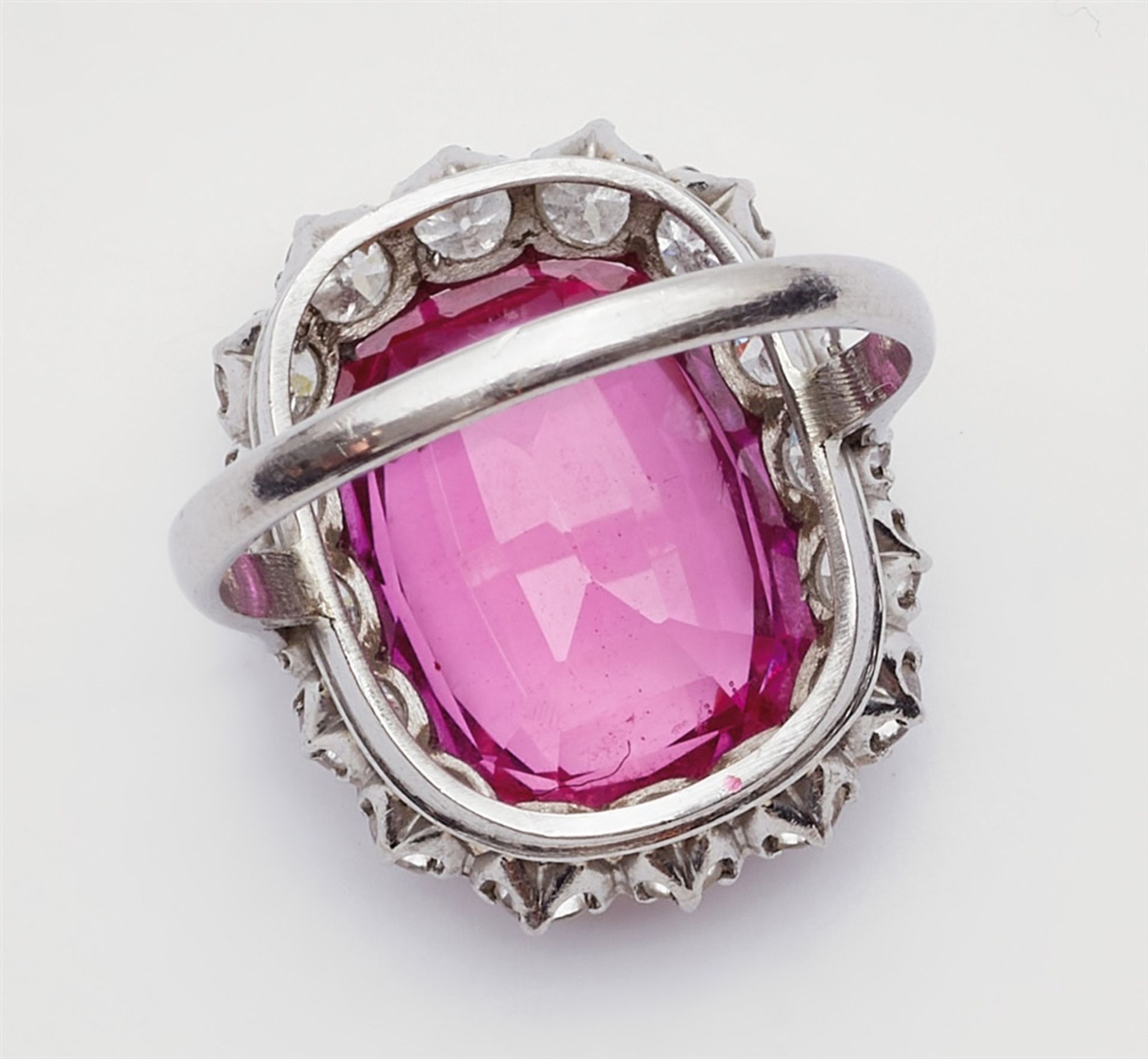 A platinum cocktail ring with a pink Verneuil sapphireSet with a central pink synthetic sapphire (c. - Bild 4 aus 4