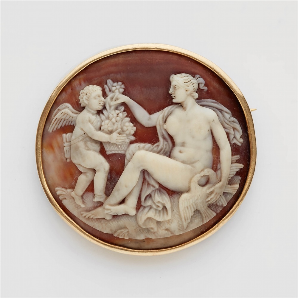 An 18k gold and shell cameo brooch with Venus and CupidA thick, round sea snail cameo carved with