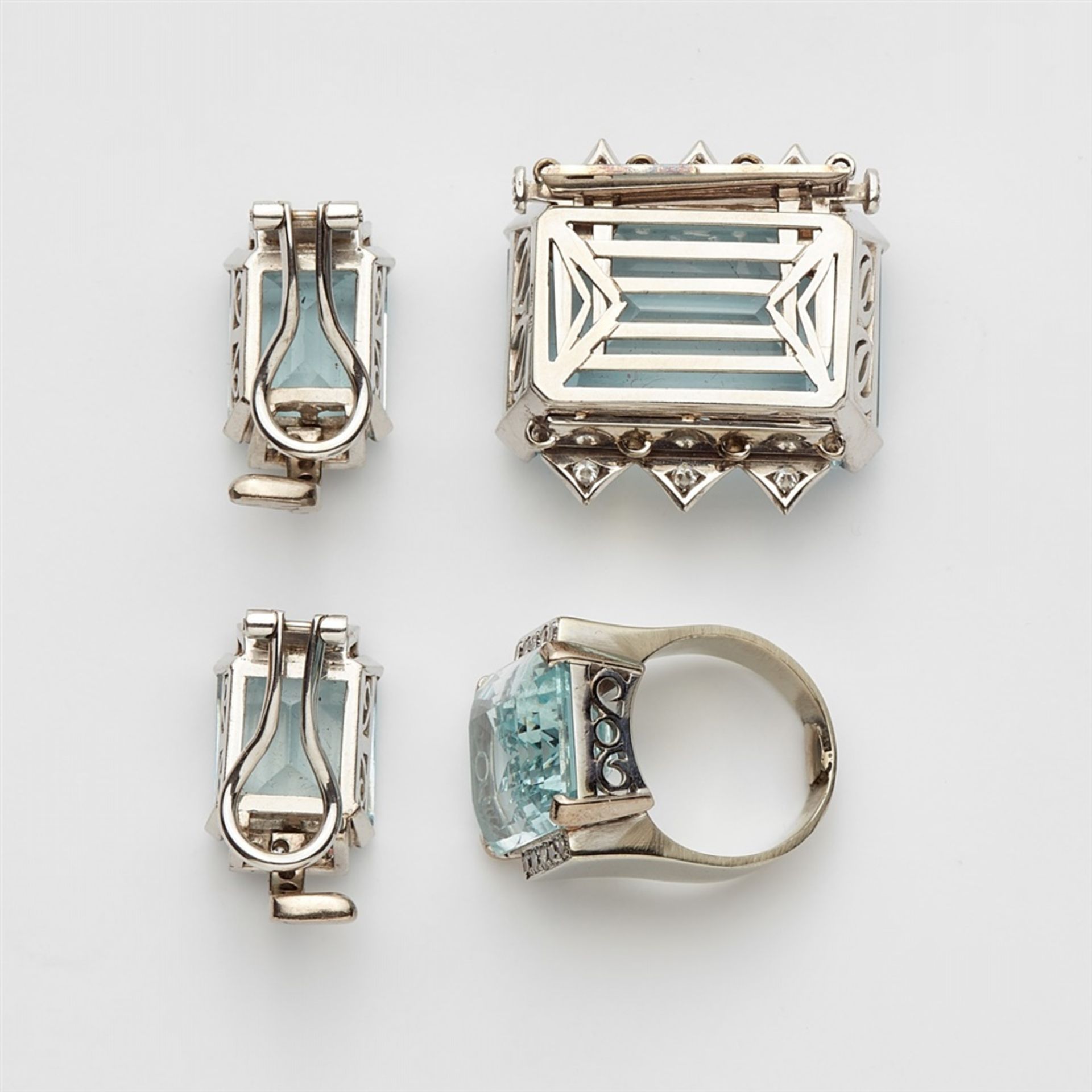 An 18k white gold and aquamarine demi-parureComprising a necklace clasp, a ring, and a pair of - Bild 2 aus 2
