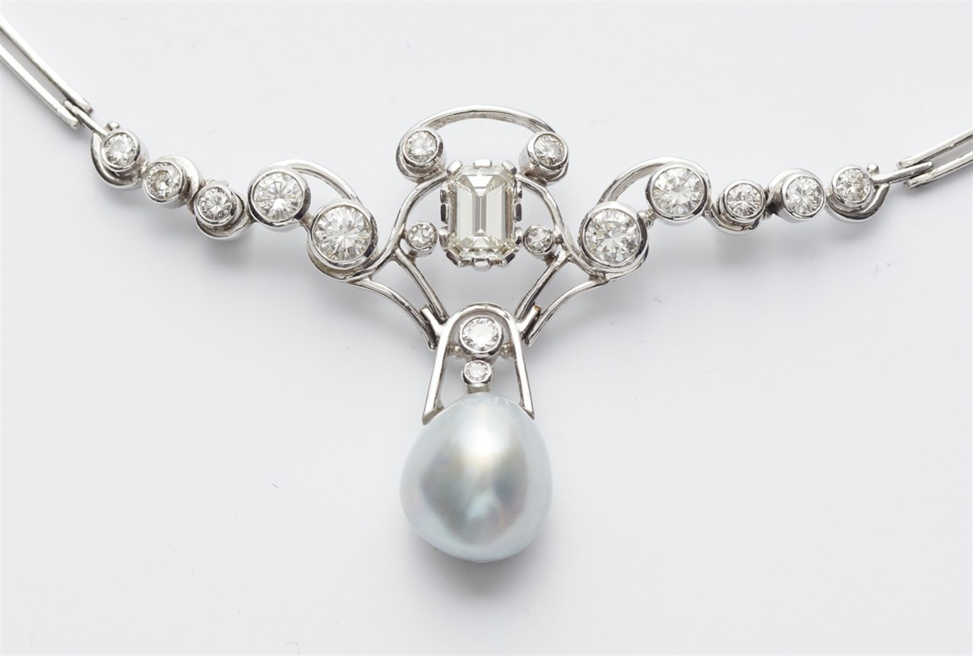 A 14k white gold diamond and pearl necklaceThe central curved motif formed from gold wire and set - Bild 3 aus 4