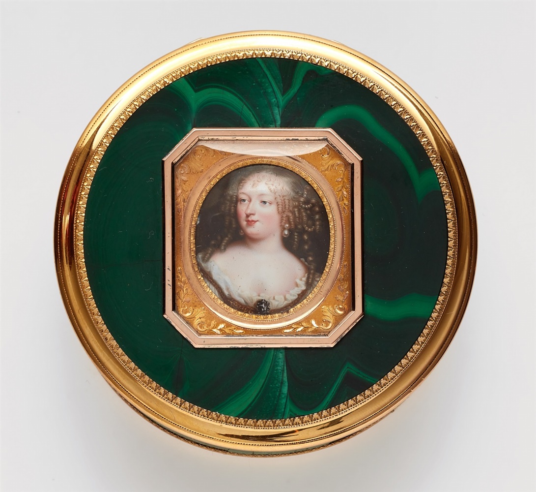 An 18k gold and malachite bonbonnière with a portrait miniatureThe faces each set with thin
