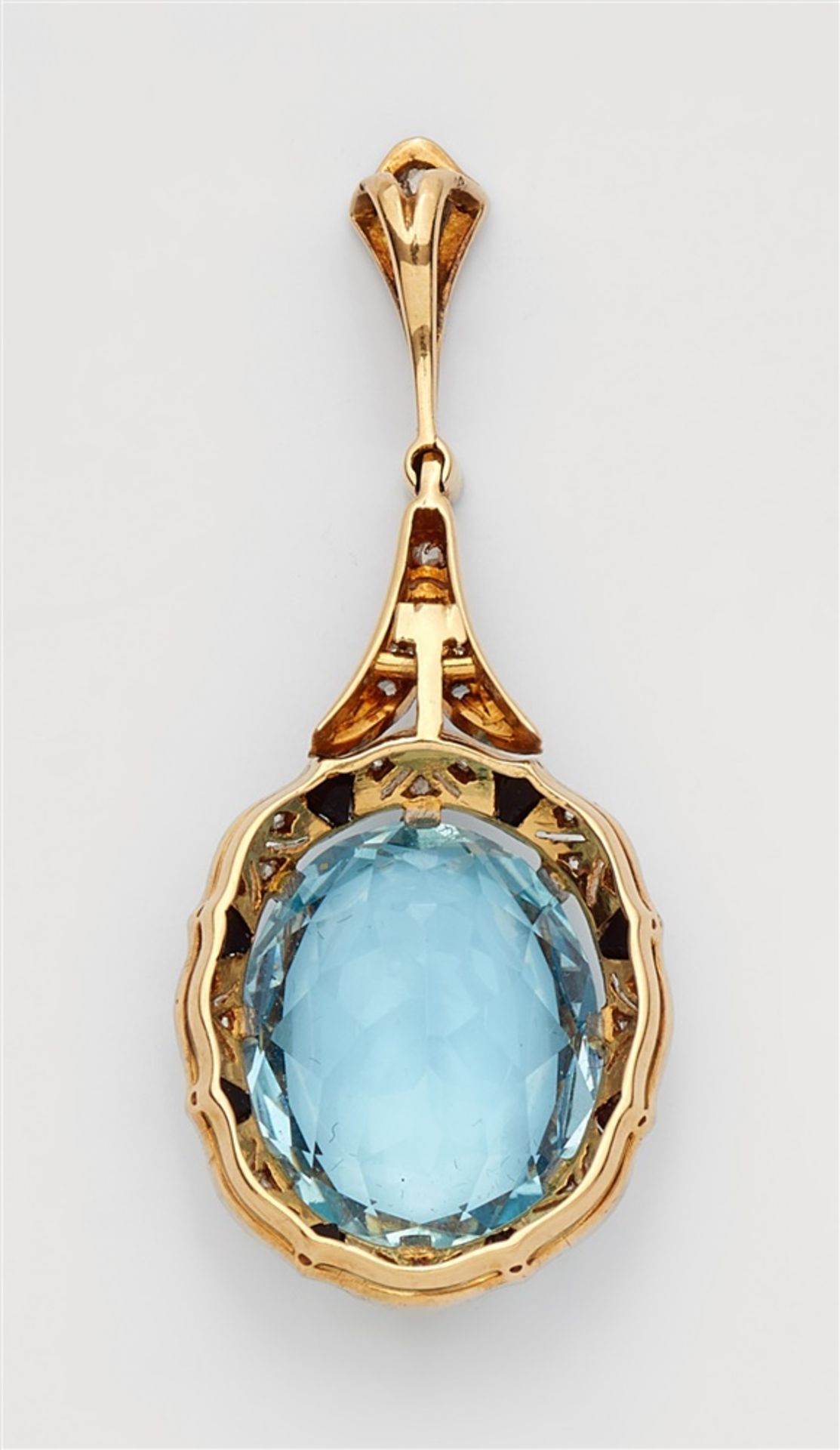 An Art Deco diamond and aquamarine pendantPlatinum and 18k gold pendant set with tiny rose-cut - Bild 2 aus 2