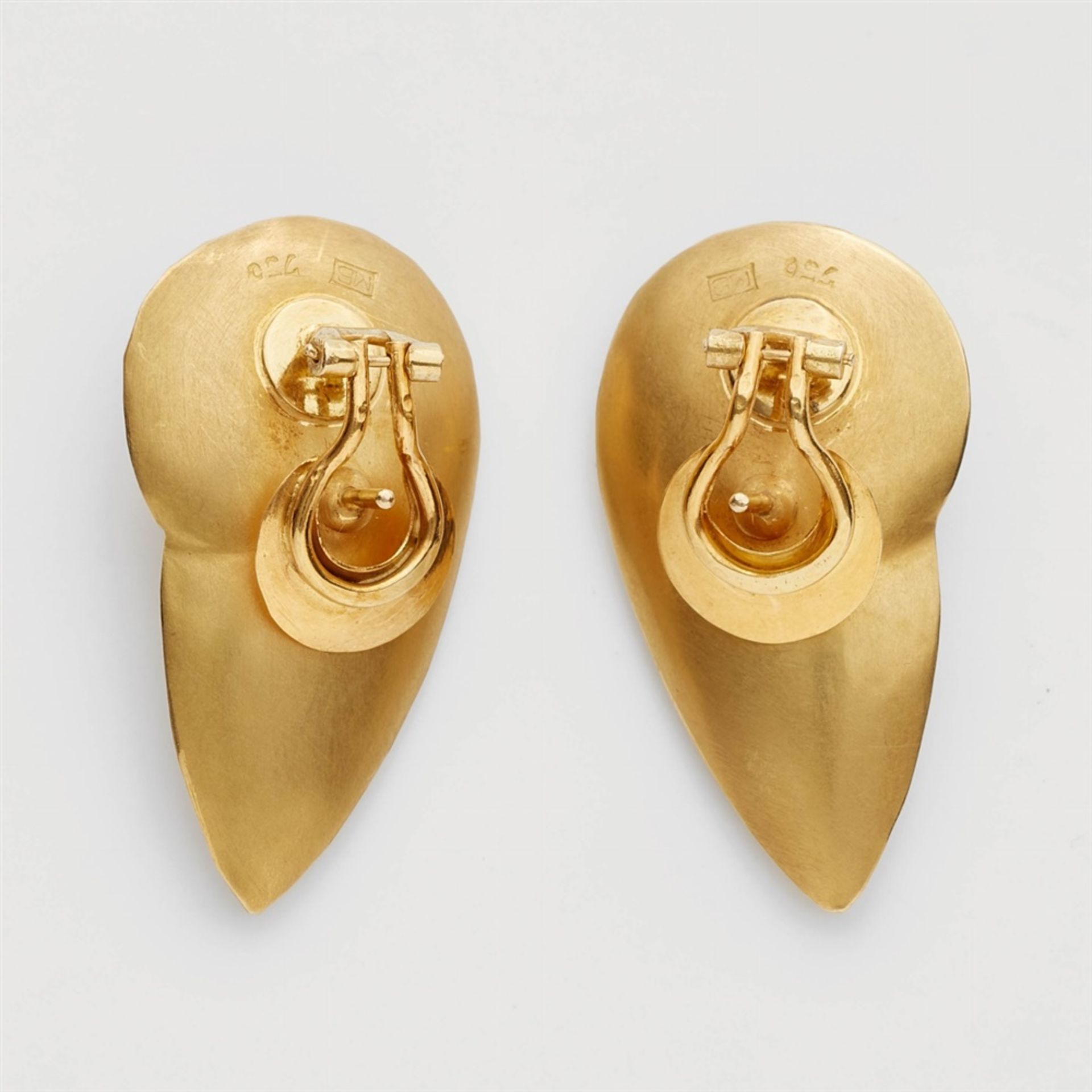 A pair of 18k gold clip earringsRaised hollow leaf motifs with chased decor. Hallmarks: Fineness - Bild 2 aus 2