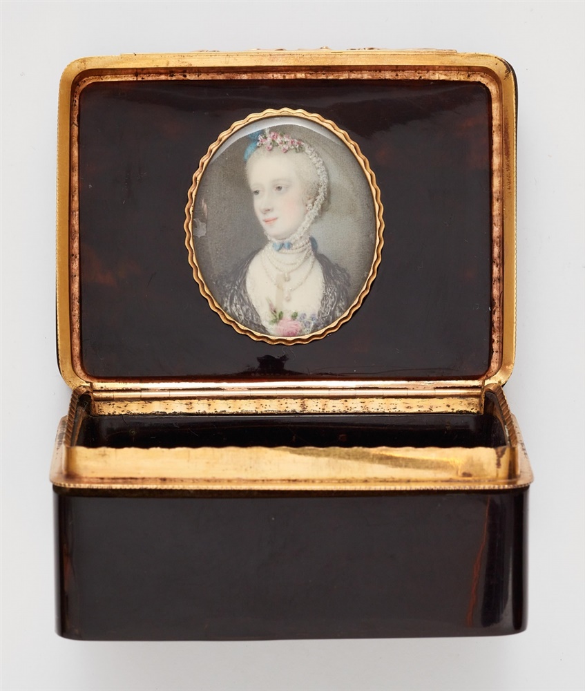 A tortoiseshell snuff box with a portrait miniatureRectangular gilt copper and tortoiseshell snuff - Image 2 of 3