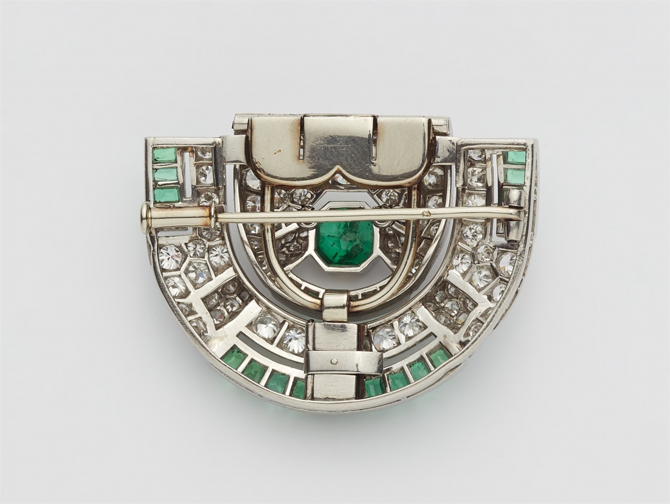 A Parisian Art Deco clip broochPlatinum, 18k white and yellow gold, rhodium platining. Semi-circular - Image 2 of 2