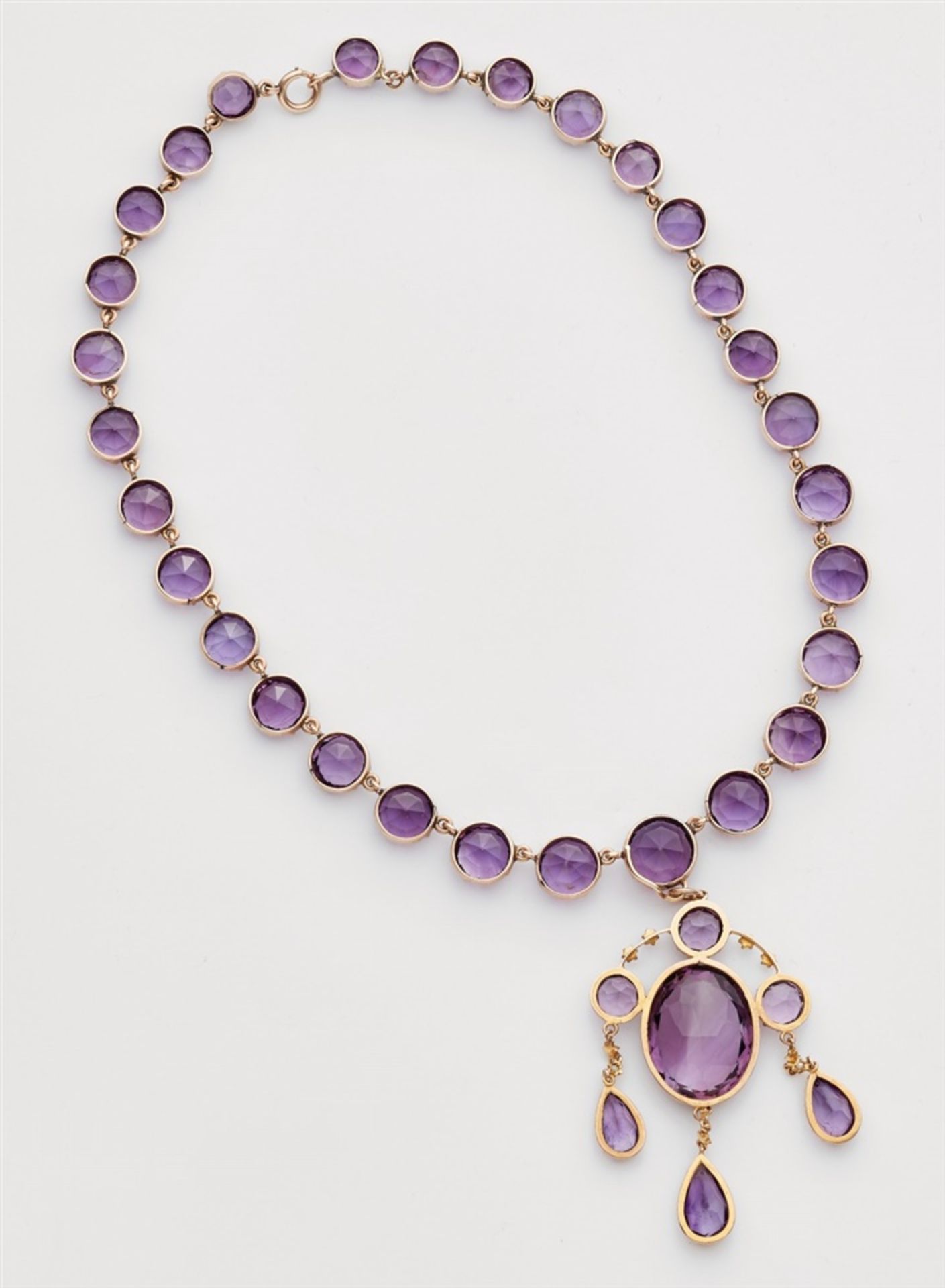 A 14k red gold and amethyst necklace with pendantA slightly graduated rivière necklace set with 29 - Bild 2 aus 2