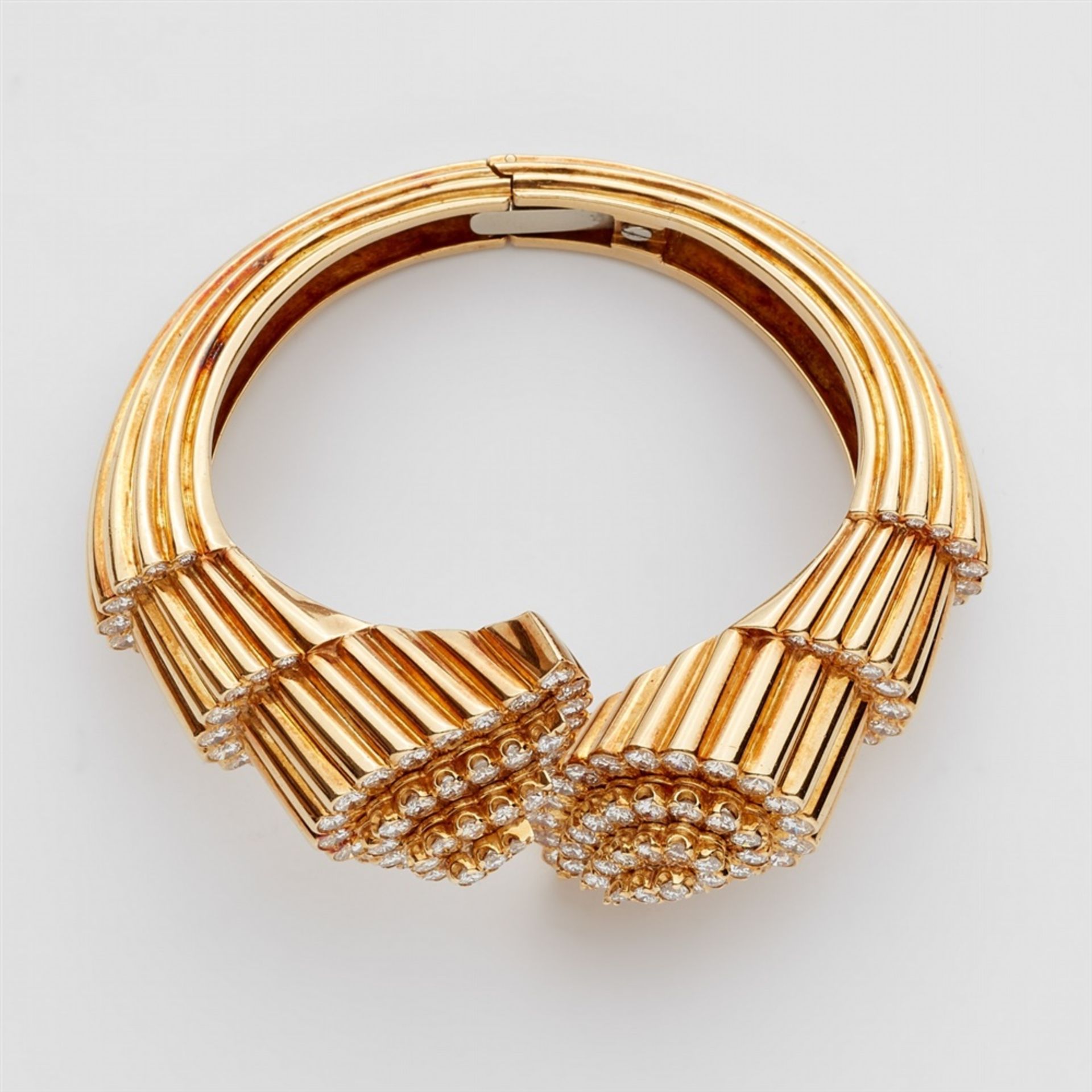 An American 18k gold and diamond retro braceletPierced crossover bangle with a central spring hinge. - Bild 3 aus 5