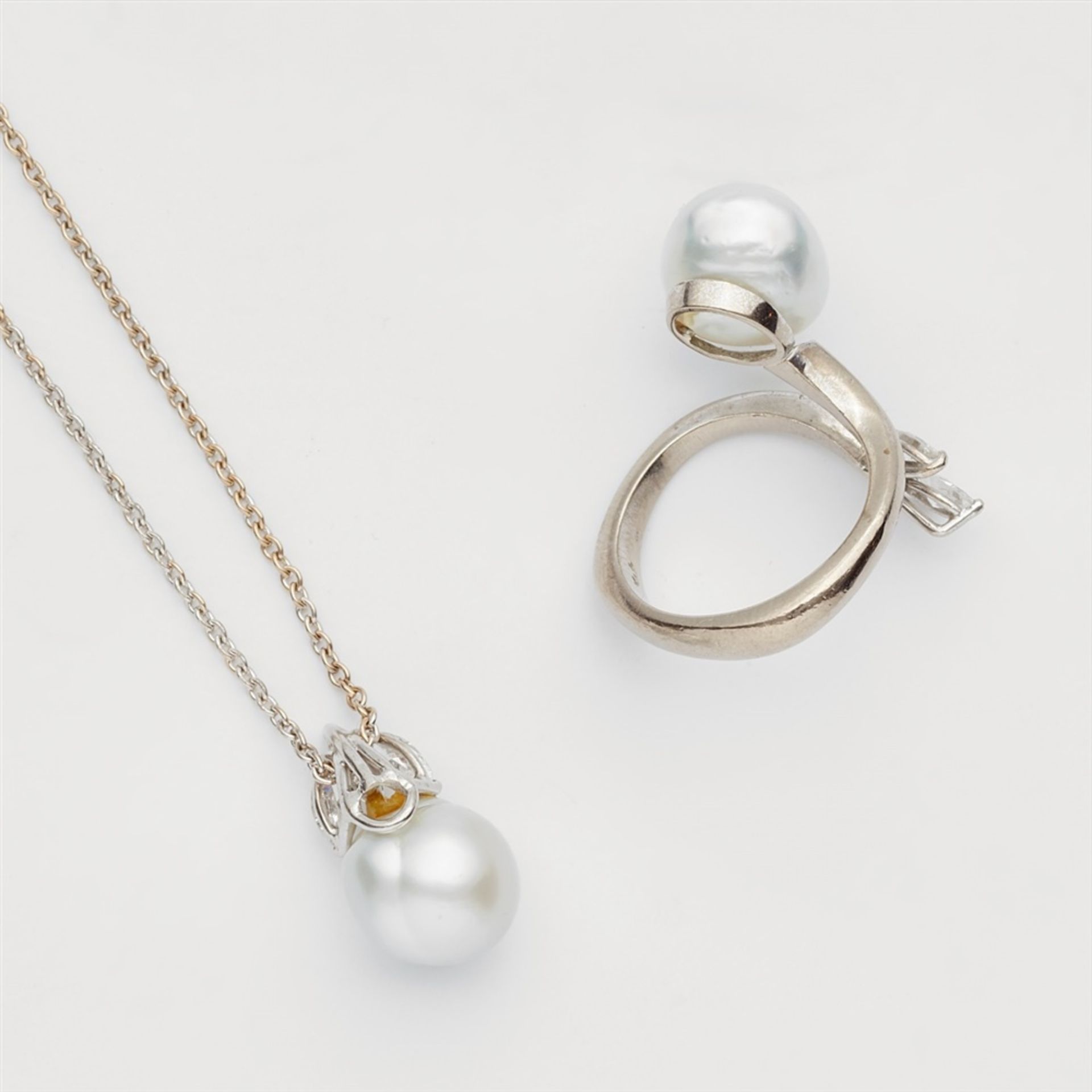 A pearl and diamond demi-parureComprising a pedant necklace and a ring. Custom-made design using - Bild 2 aus 2