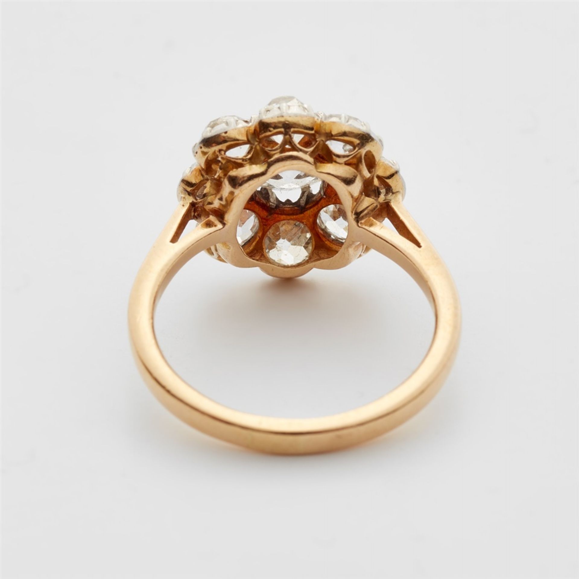 An 18k gold and diamond cluster ringThe bezel cluster set with nine cushion shaped old-cut - Bild 3 aus 3
