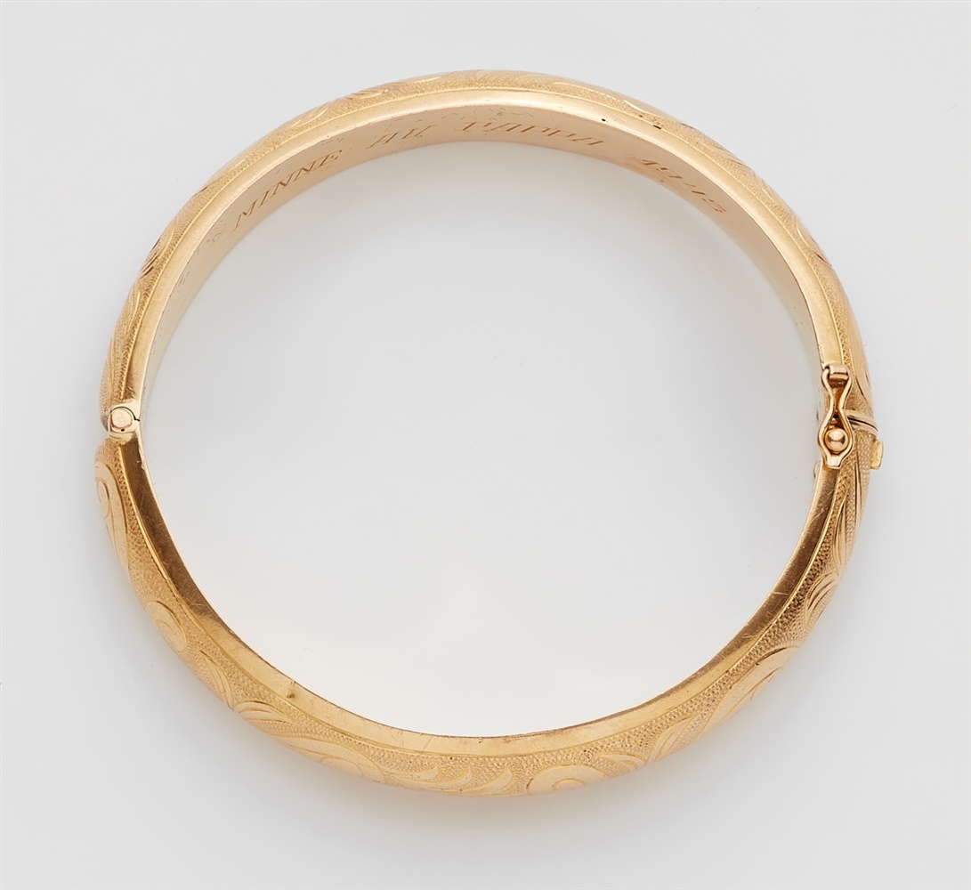 An 18k gold Swedish braceletDomed bangle with a hinge to one side. Engraved Historicist tendril - Image 2 of 2