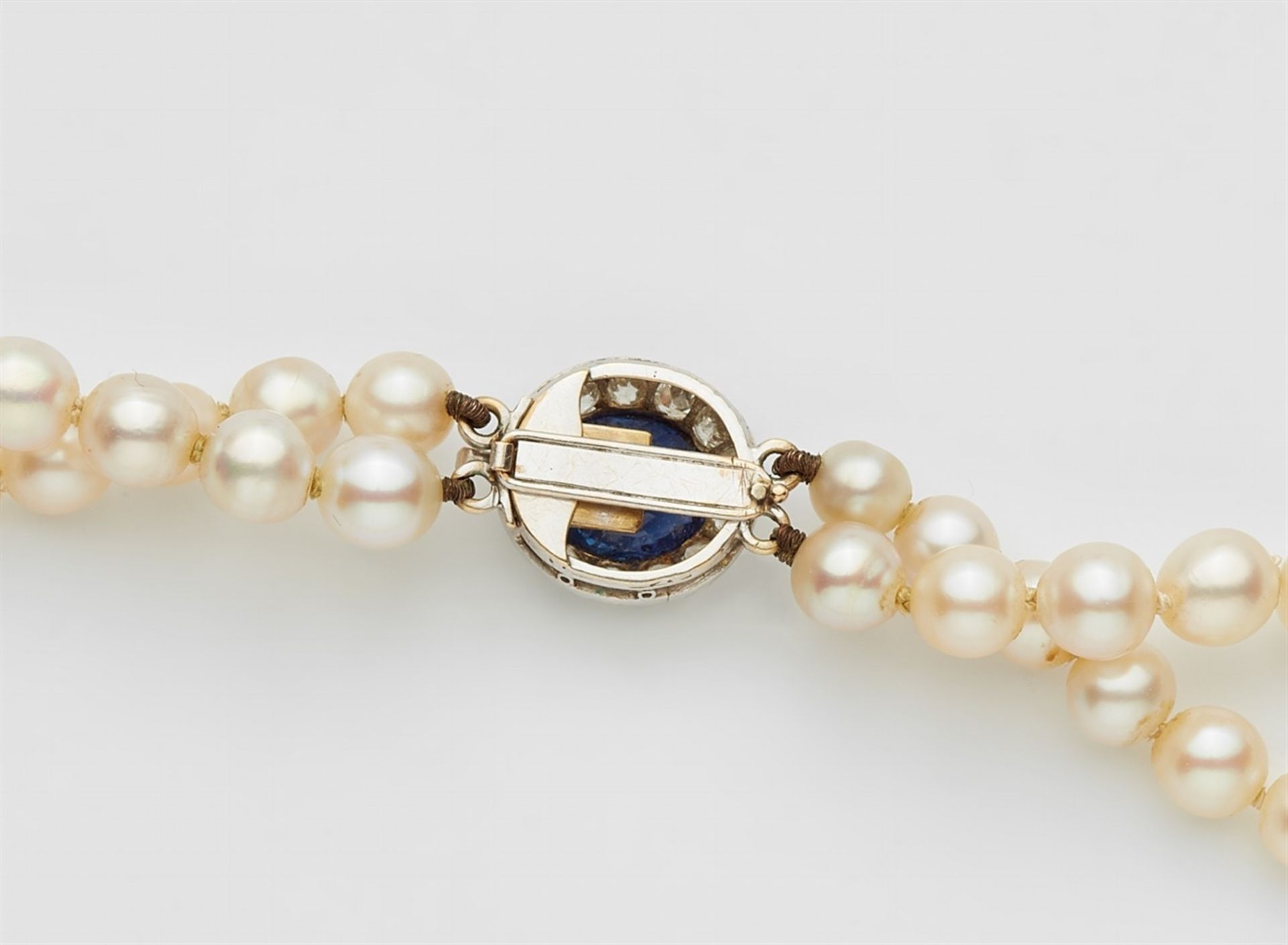 A pearl necklace with a diamond and sapphire claspA two-stranded necklace of 75/79 graduated - Bild 2 aus 2