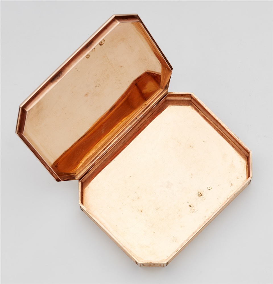 A Neoclassical 14k gold snuff boxRectangular box with geometric guilloche decor to all faces flanked - Image 3 of 3