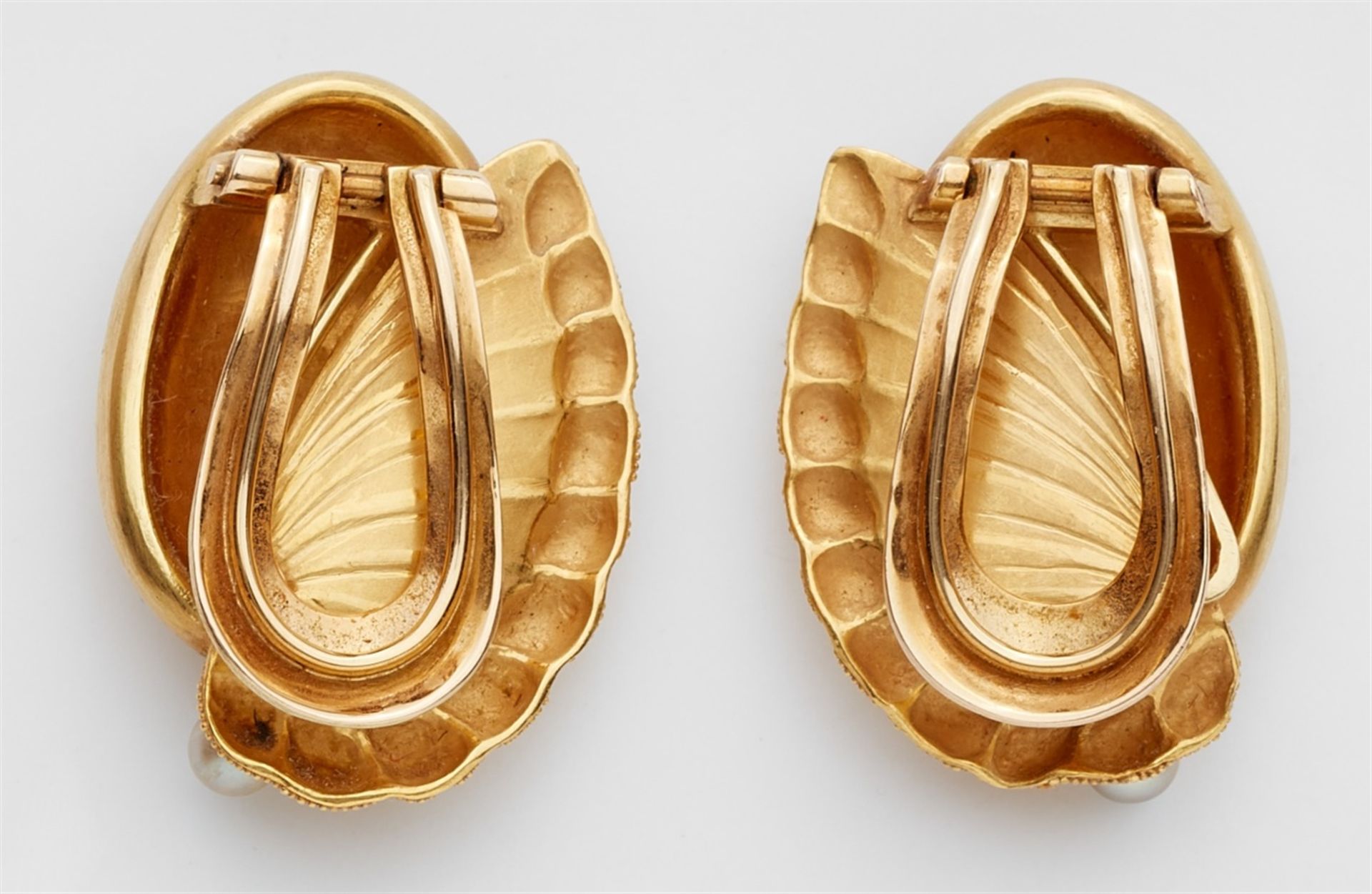 A pair of 18k gold clip earrings with granulationHollow gold earrings shaped like plums with - Bild 2 aus 2