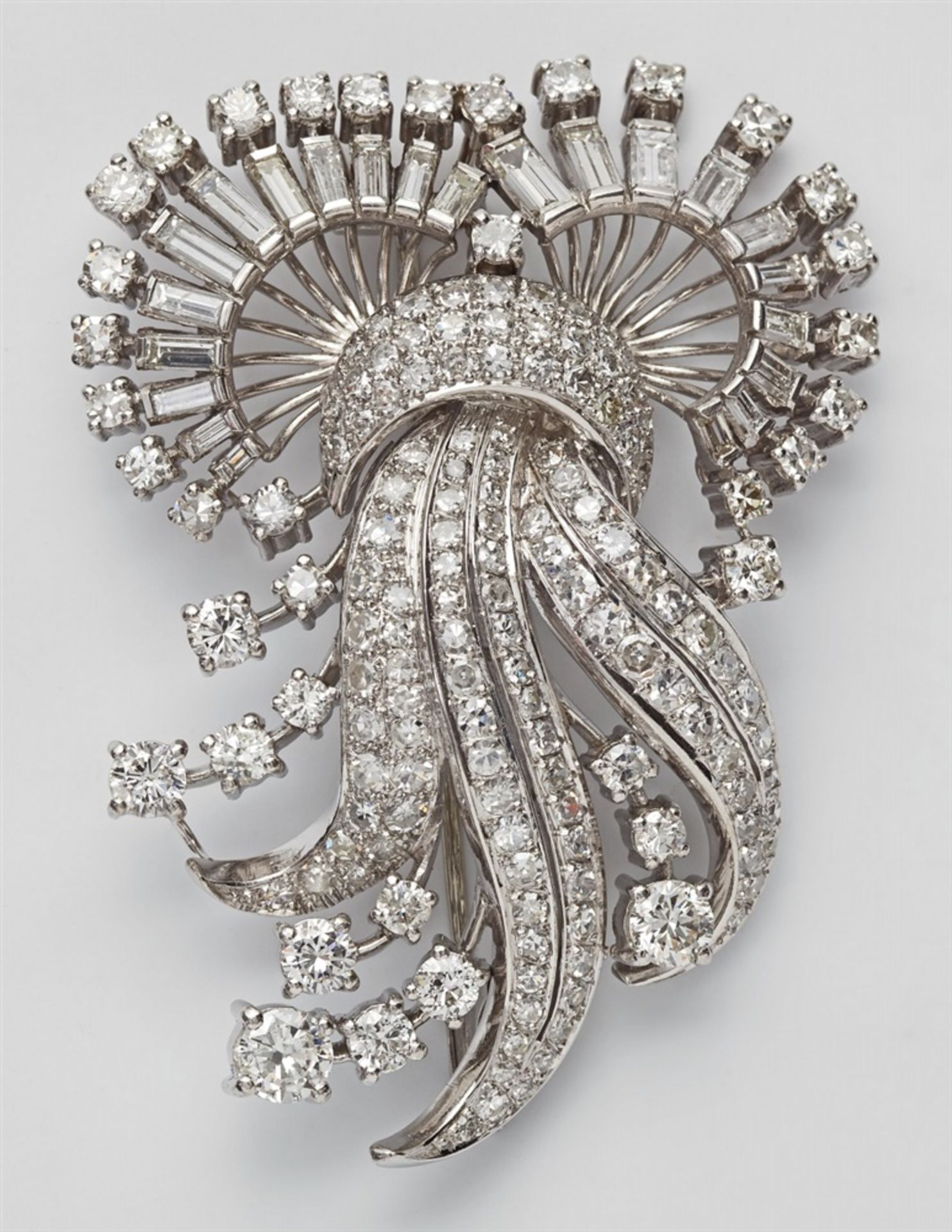 A platinum and diamond clip broochPlatinum brooch of curving openwork design, fully set with 8/8-, - Bild 3 aus 3