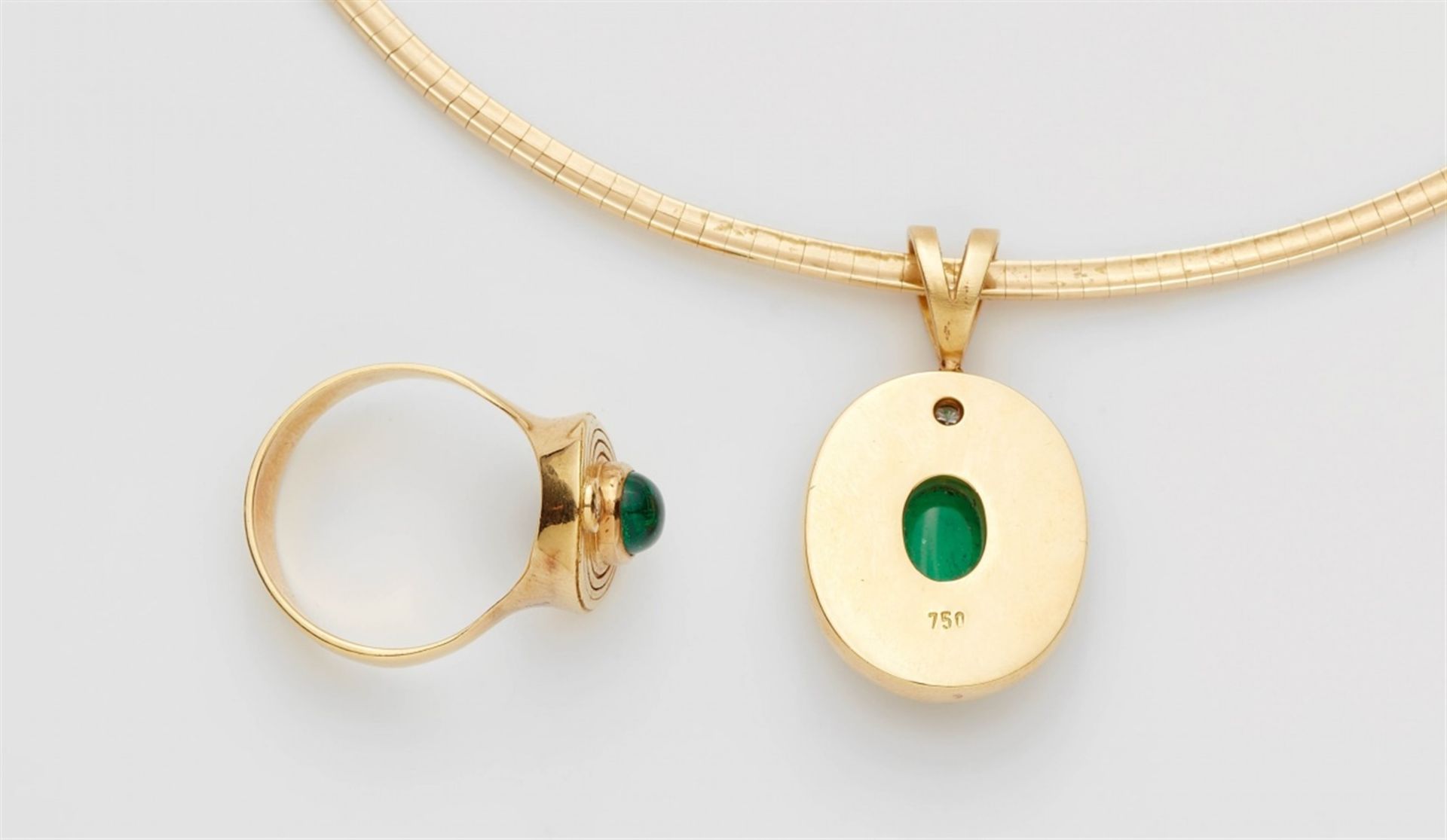 An 18k gold and emerald pendant and ringForged gold pendant and ring decorated in relief. The - Bild 2 aus 2