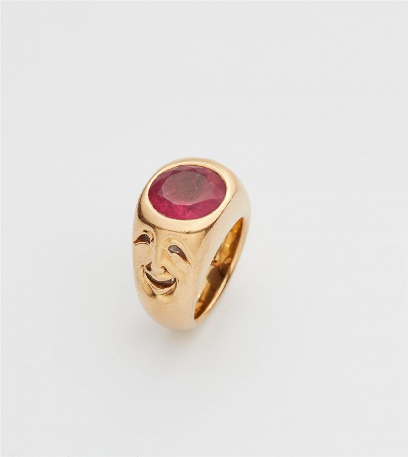 An 18k gold and pink tourmaline mask ringA solid gold signet ring, the shoulders each decorated with - Bild 4 aus 5