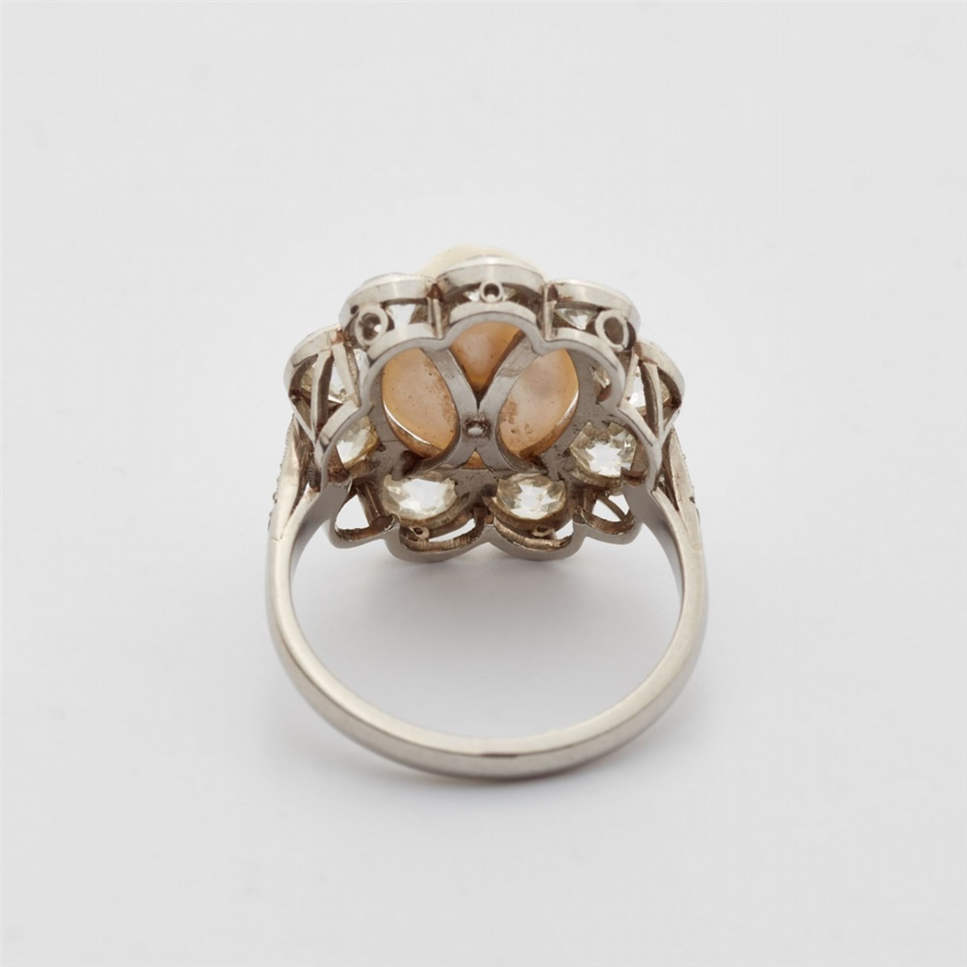 A Belle Epoque diamond and pearl ringA platinum ring with diamond set shoulders and a flower- - Bild 3 aus 3