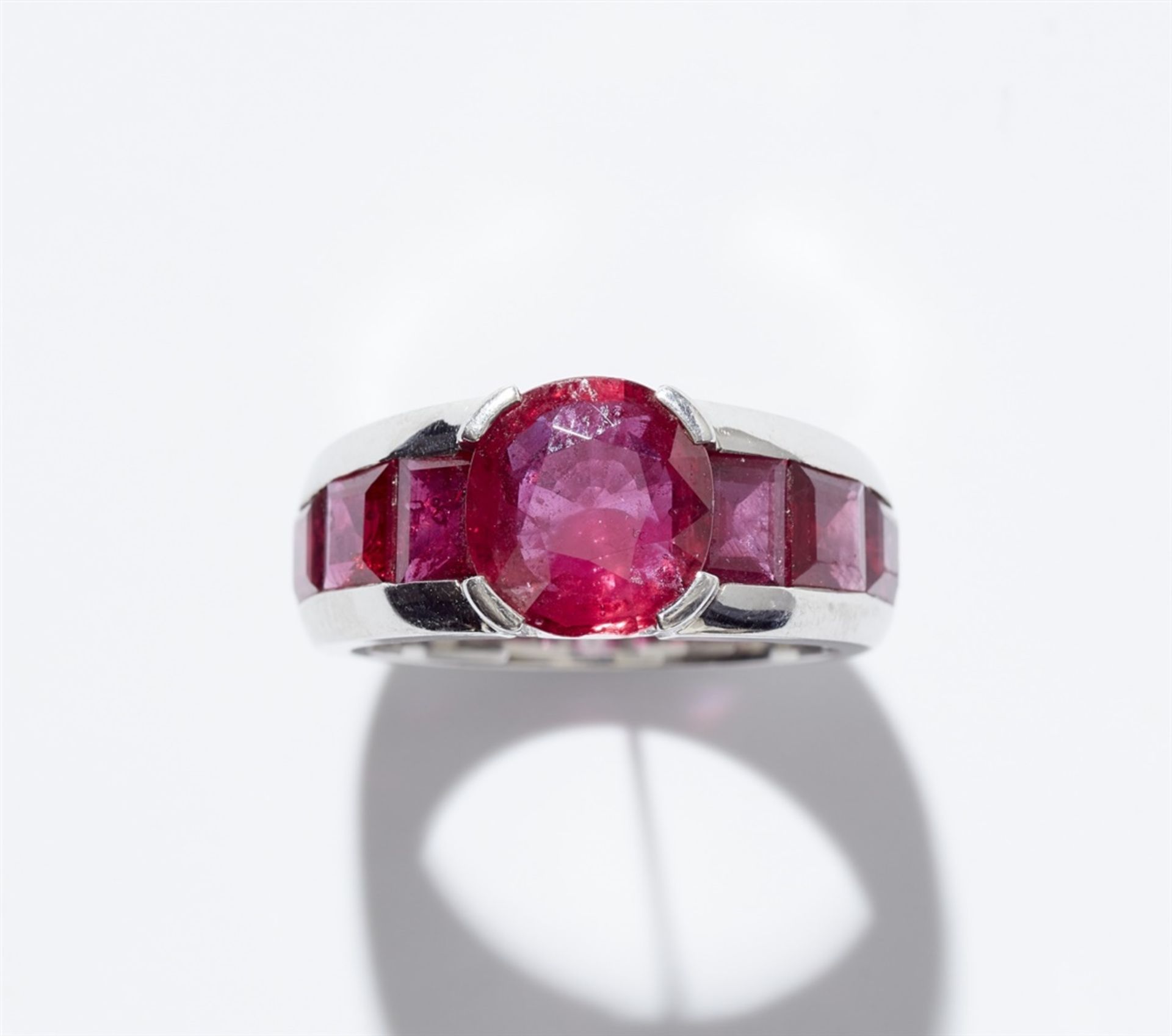 A platinum and ruby ringThe ring band set with six carré-cut rubies (in total c. 4 ct, very fine - Bild 5 aus 6