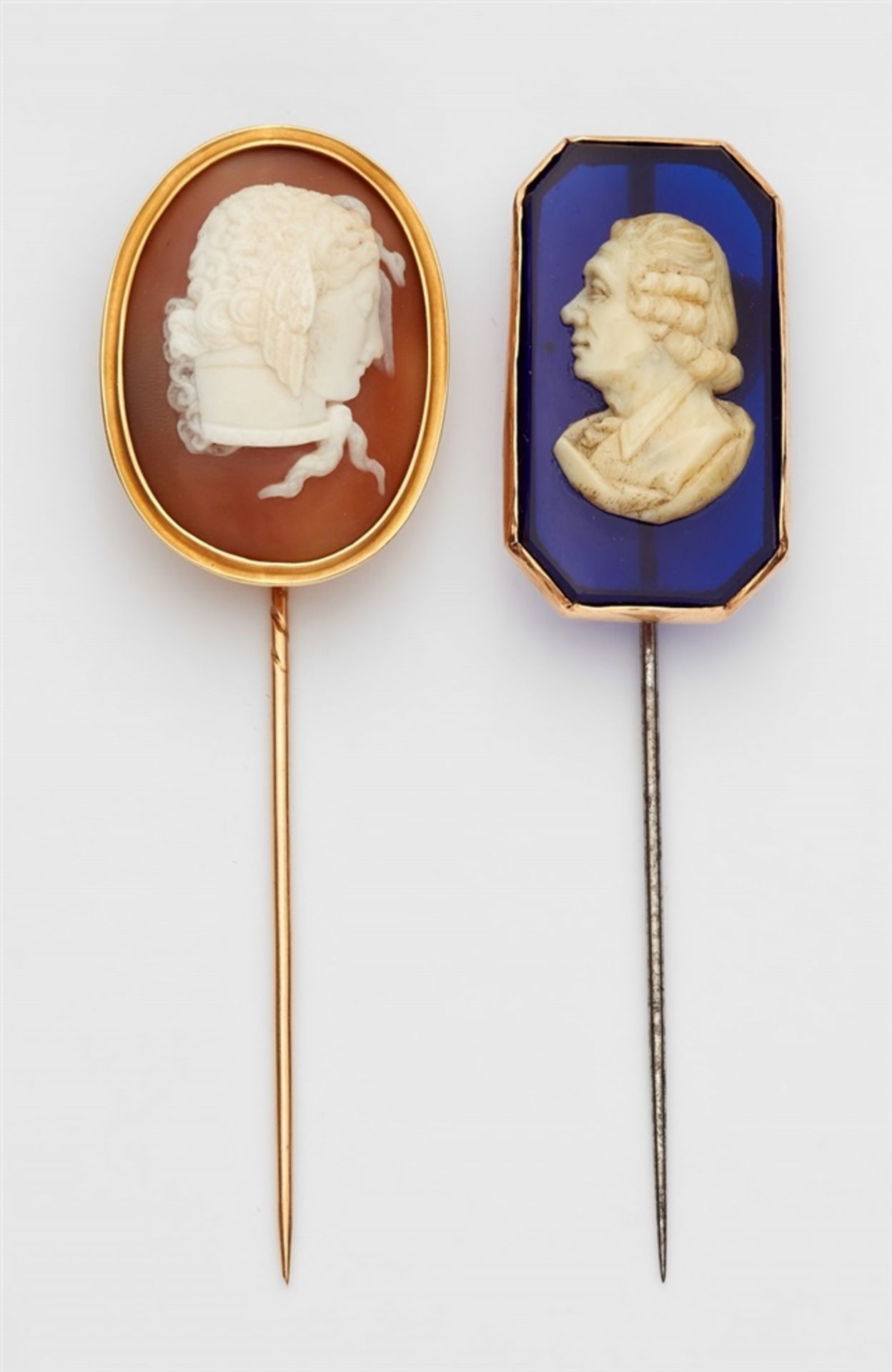 Two cameo pins1) Portrait of a man in profile, carved bone on blue glass, steel pin, 3.1 x 1.8 cm, - Bild 2 aus 3