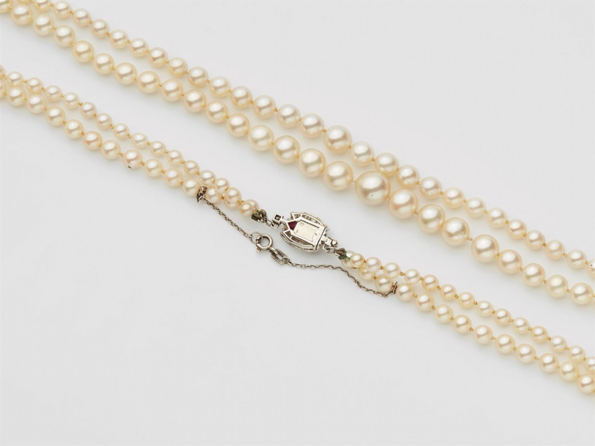 A French pearl necklace with a diamond and rubelite claspA two-stranded pearl necklace comprised - Bild 2 aus 3