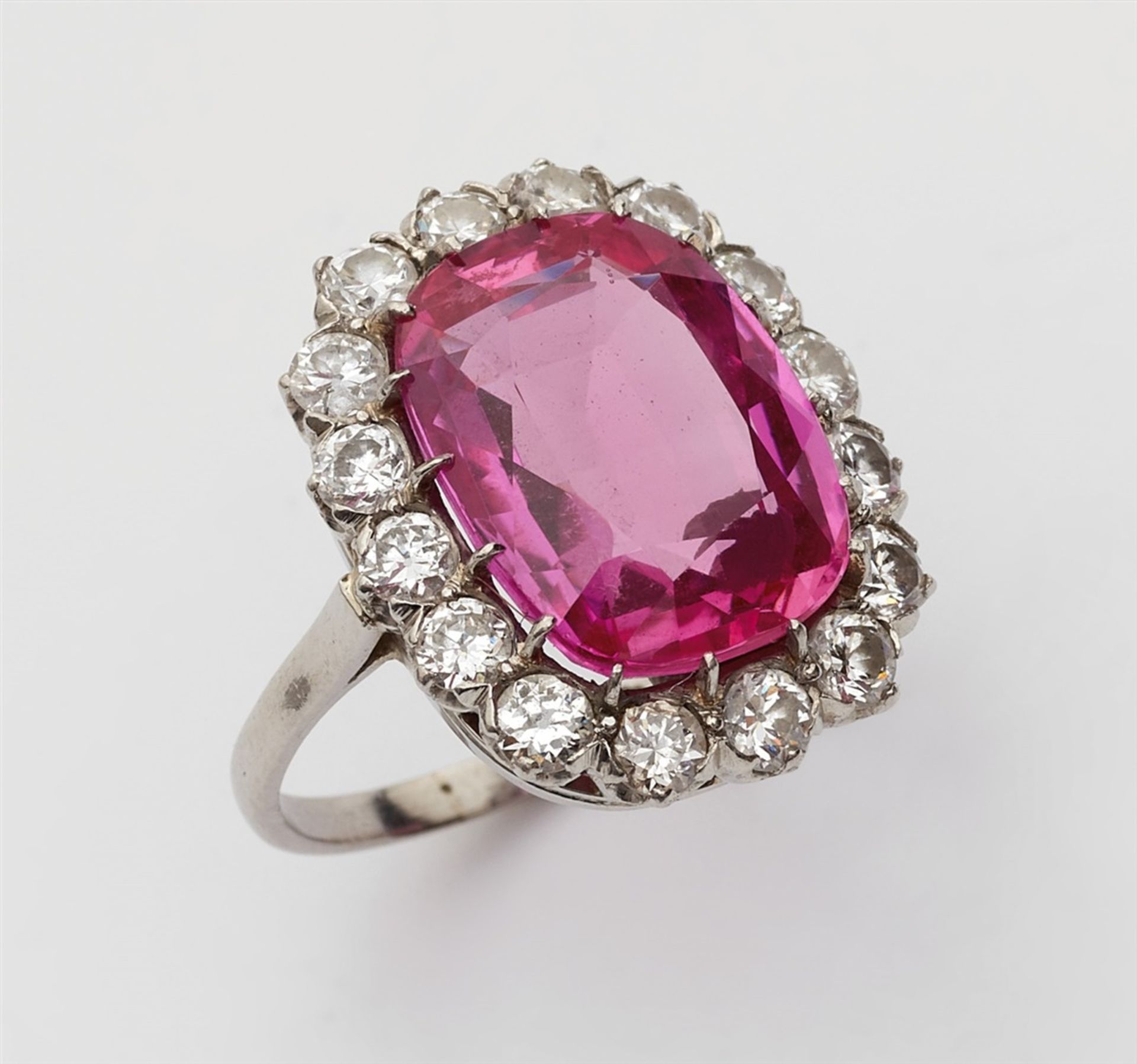 A platinum cocktail ring with a pink Verneuil sapphireSet with a central pink synthetic sapphire (c. - Bild 2 aus 4