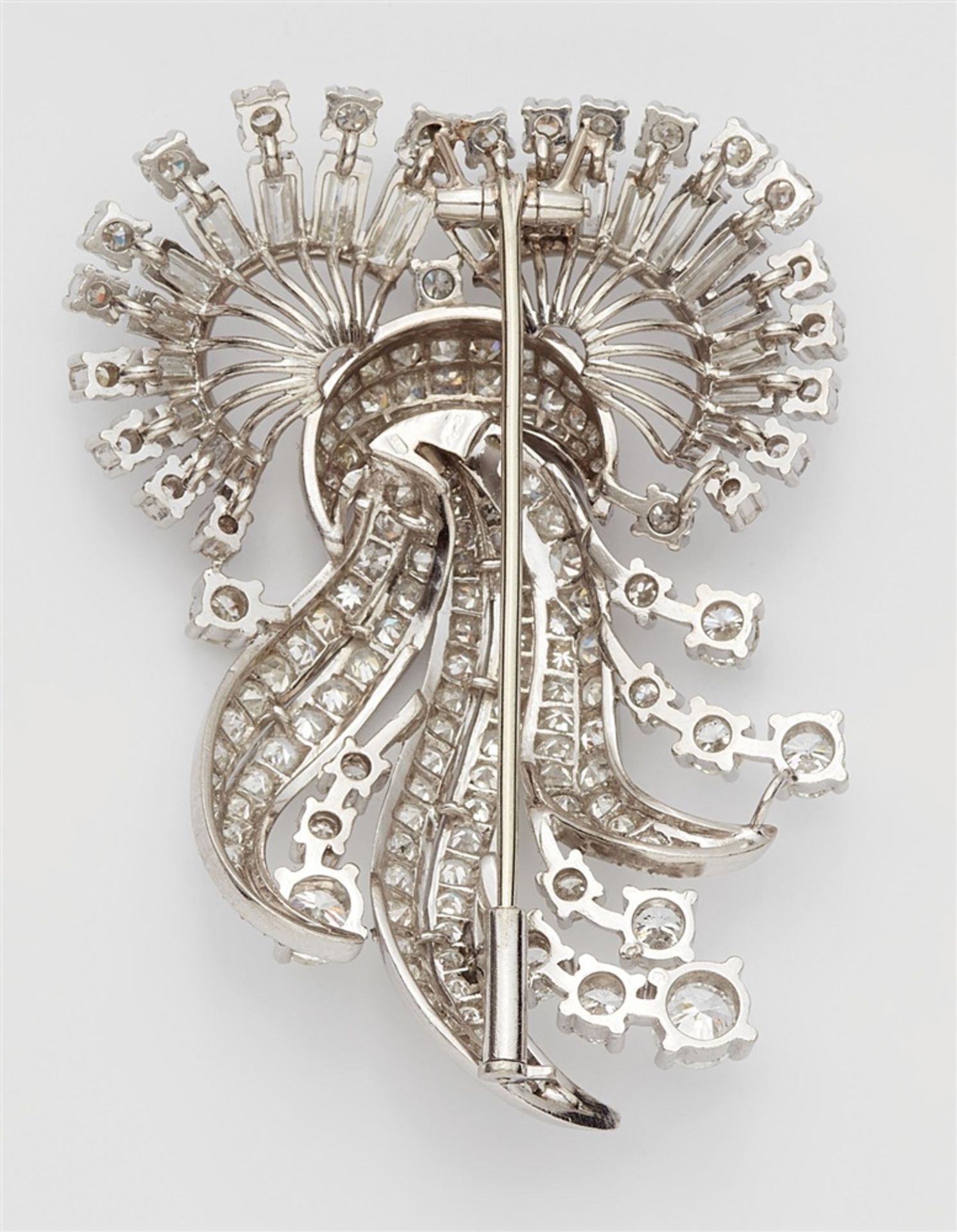 A platinum and diamond clip broochPlatinum brooch of curving openwork design, fully set with 8/8-, - Bild 2 aus 3