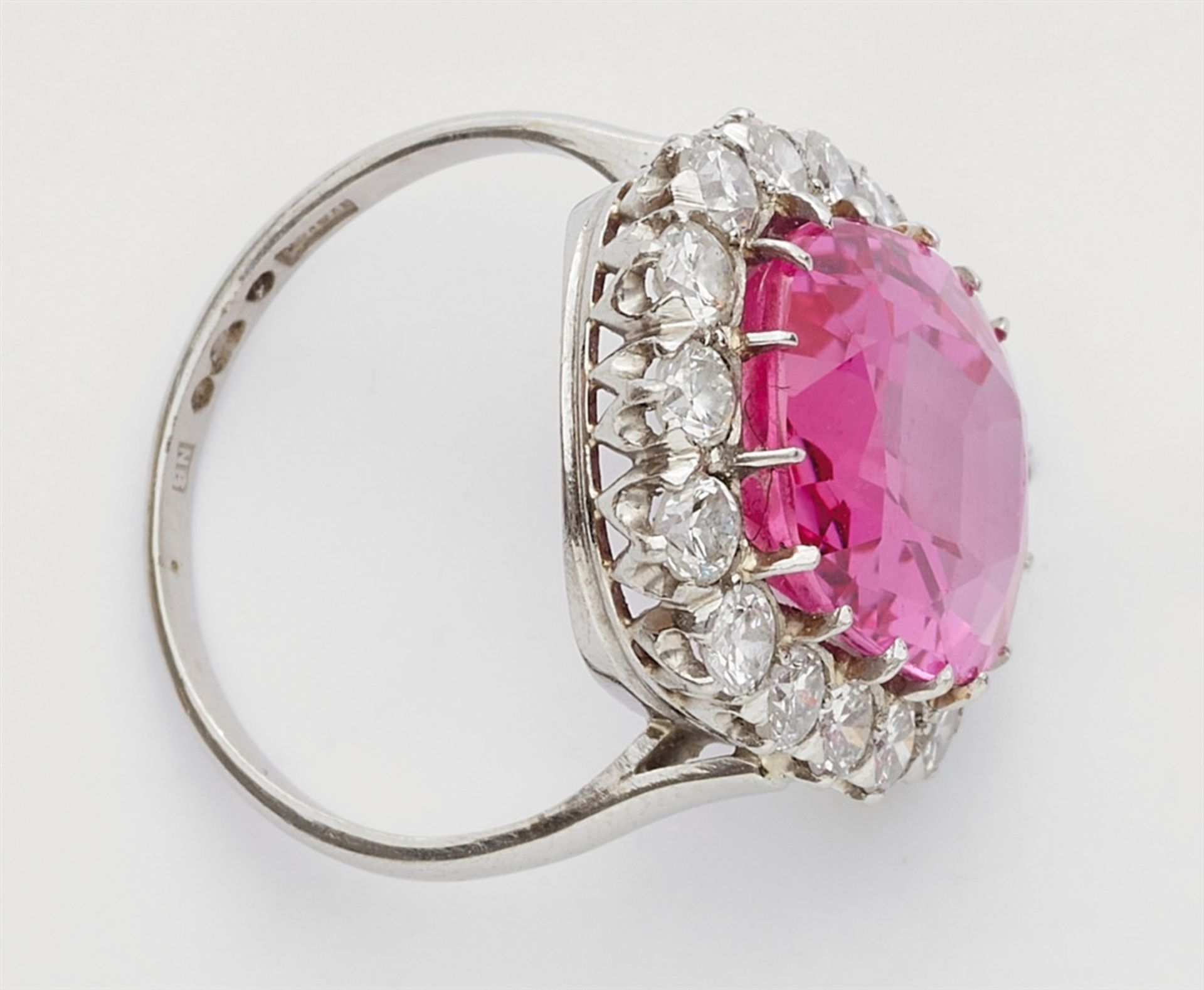 A platinum cocktail ring with a pink Verneuil sapphireSet with a central pink synthetic sapphire (c. - Bild 3 aus 4